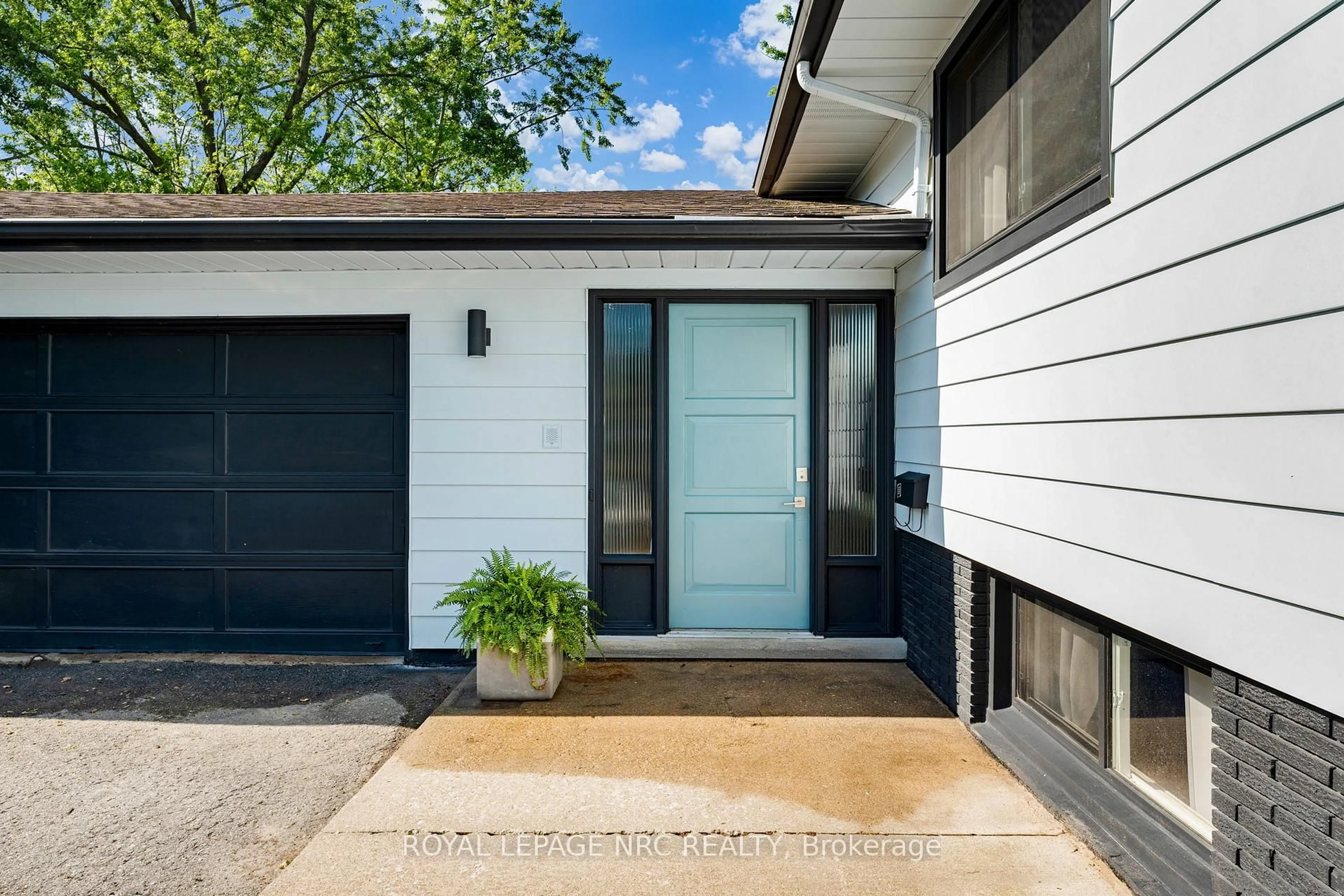 Home with vinyl exterior material, street for 10 Aberdeen Circ, St. Catharines Ontario L2T 2B8
