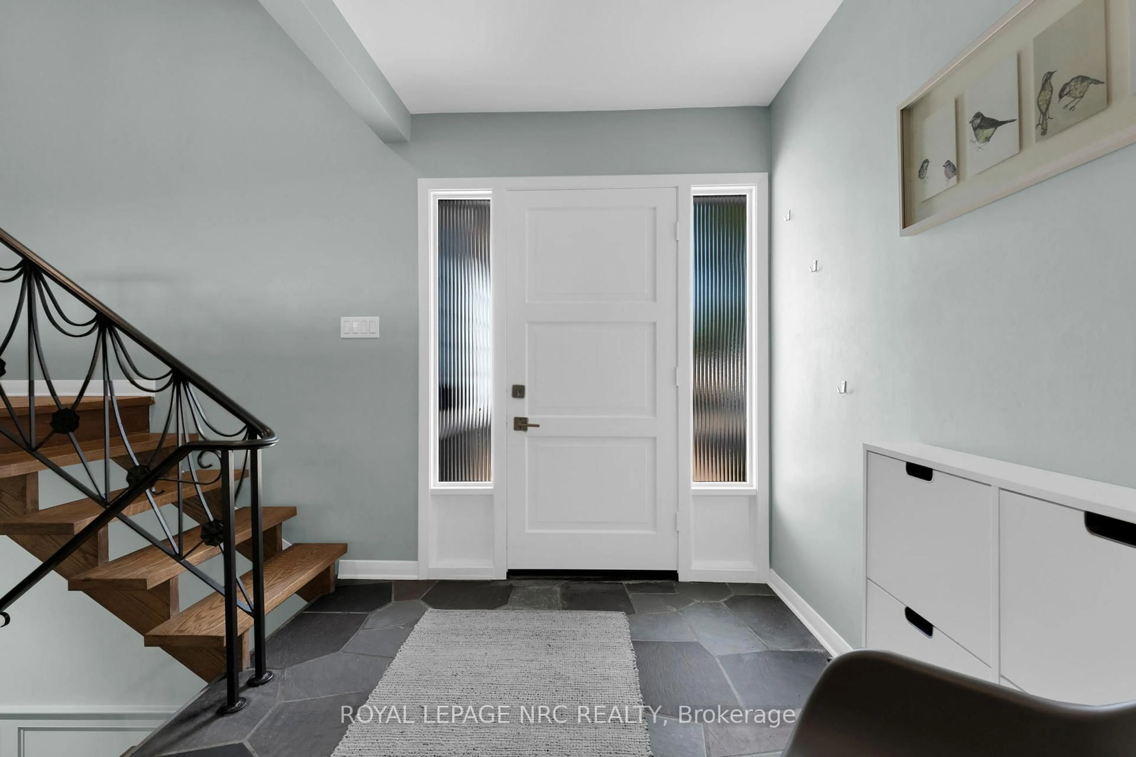 Indoor entryway for 10 Aberdeen Circ, St. Catharines Ontario L2T 2B8