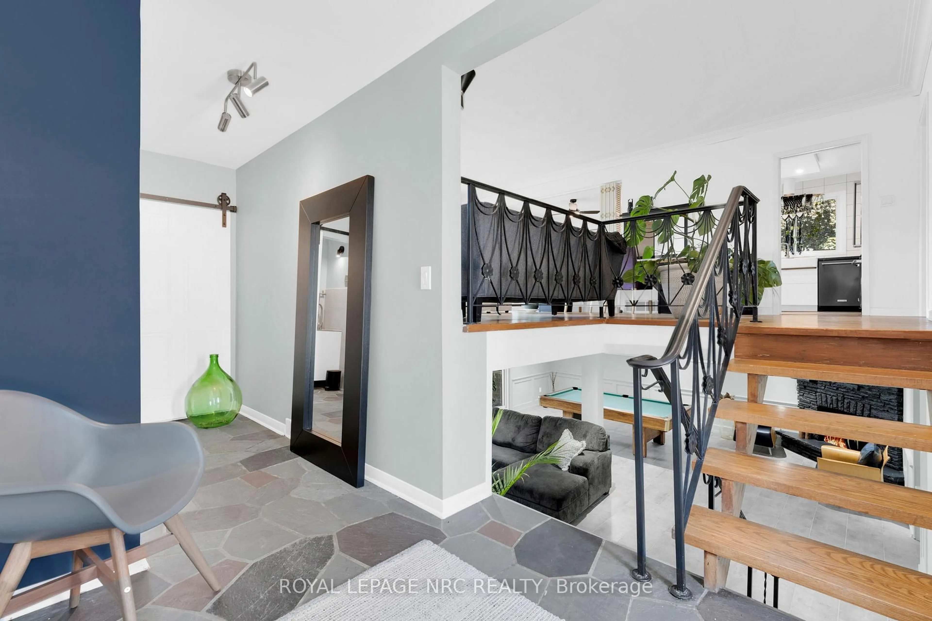 Indoor entryway for 10 Aberdeen Circ, St. Catharines Ontario L2T 2B8