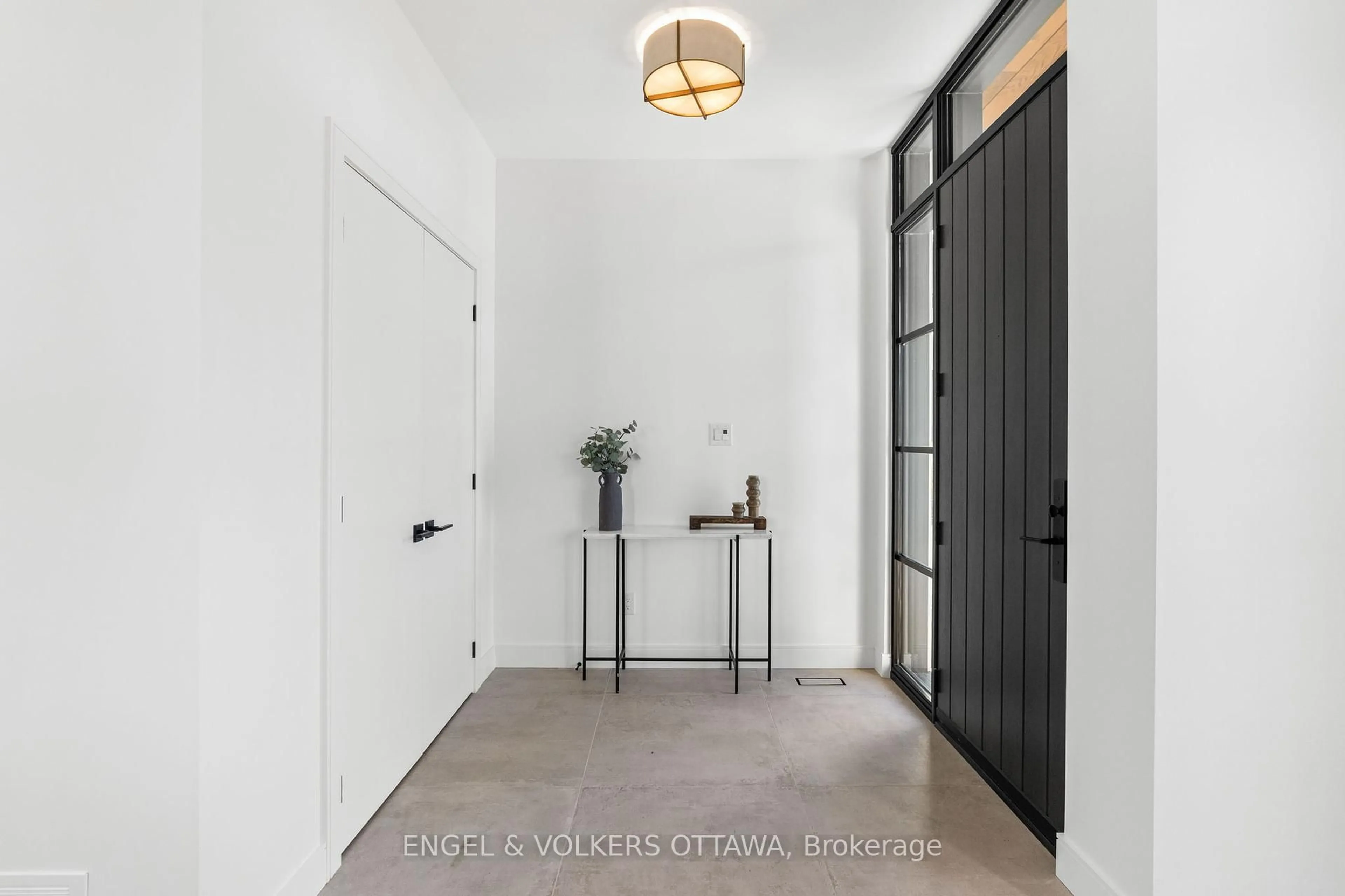 Indoor entryway for 1168 Highcroft Dr, Manotick Ontario K4M 0Z1