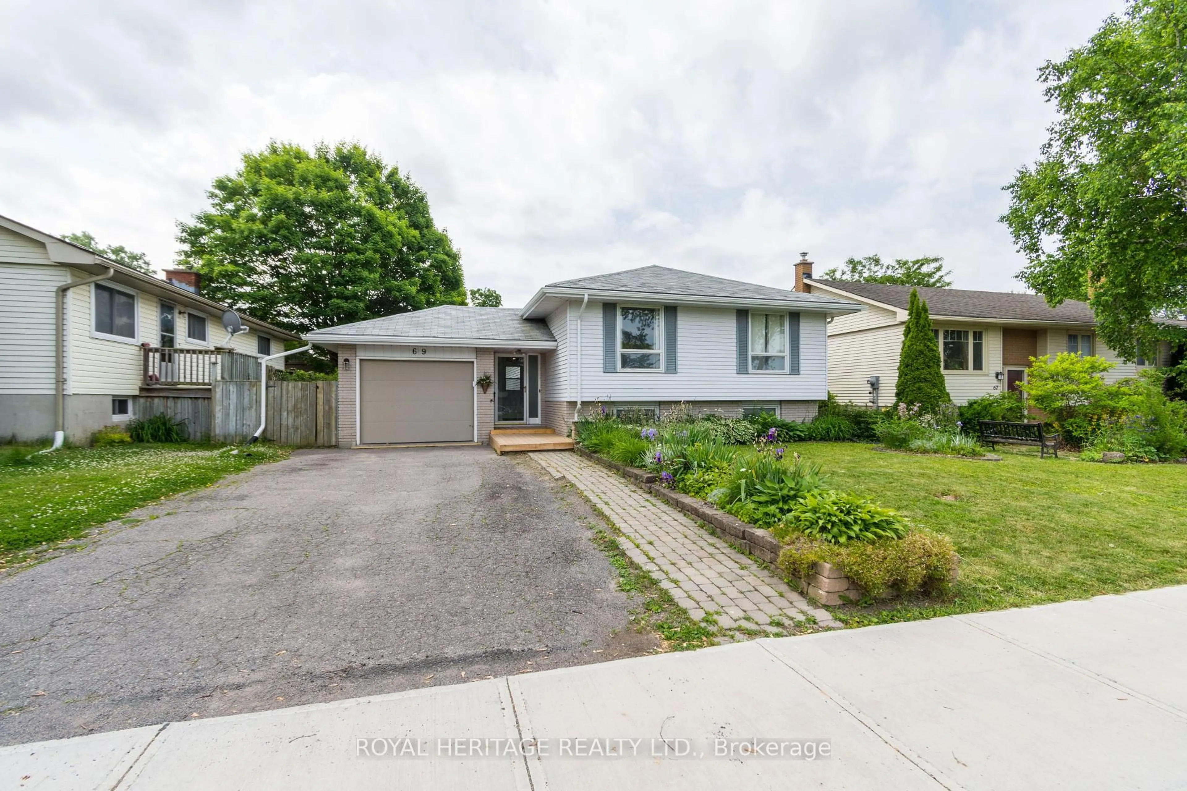 A pic from outside/outdoor area/front of a property/back of a property/a pic from drone, street for 69 Brimley Crt, Belleville Ontario K8N 5L4