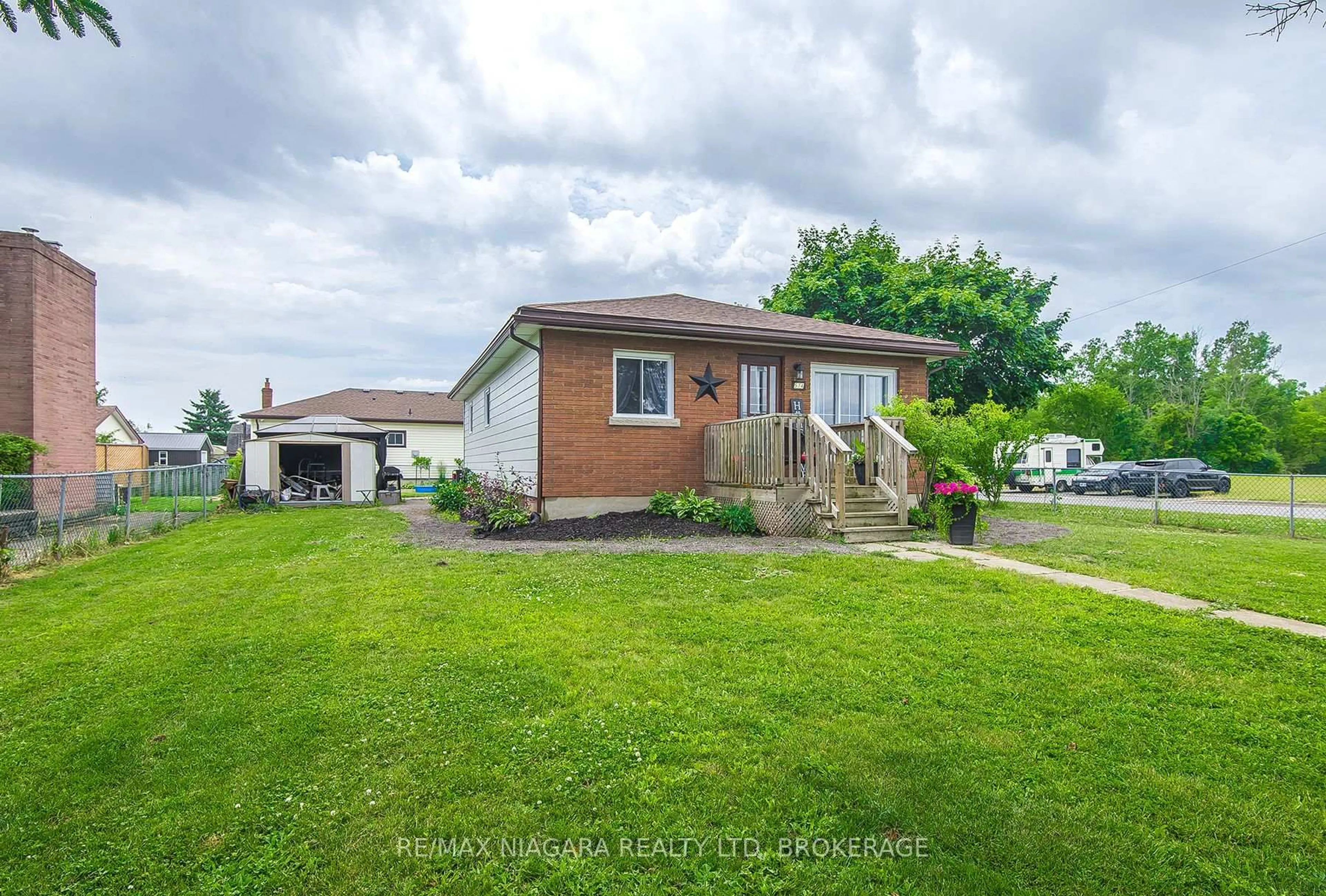 A pic from outside/outdoor area/front of a property/back of a property/a pic from drone, street for 574 Broadway St, Welland Ontario L3C 5M5