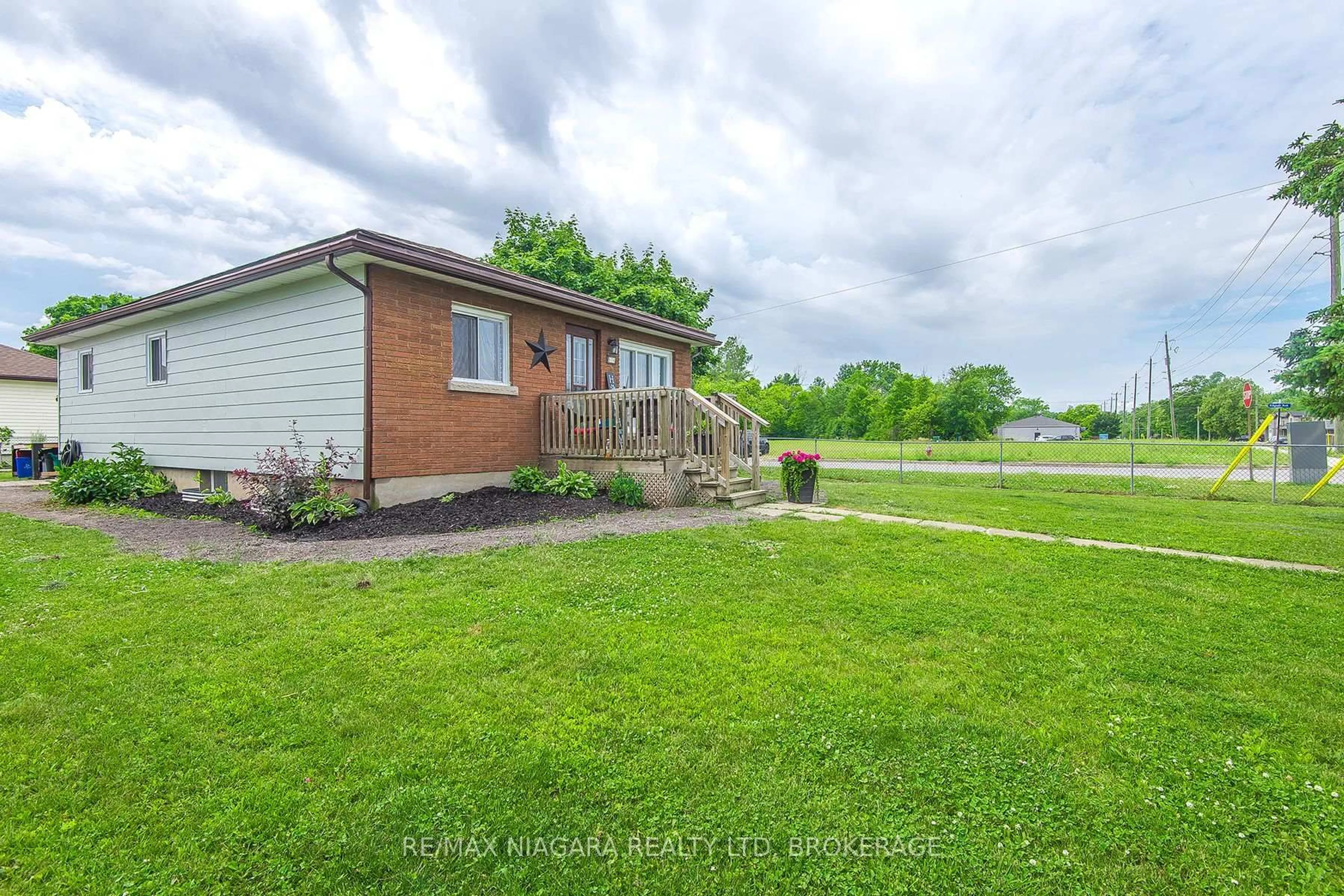 A pic from outside/outdoor area/front of a property/back of a property/a pic from drone, street for 574 Broadway St, Welland Ontario L3C 5M5
