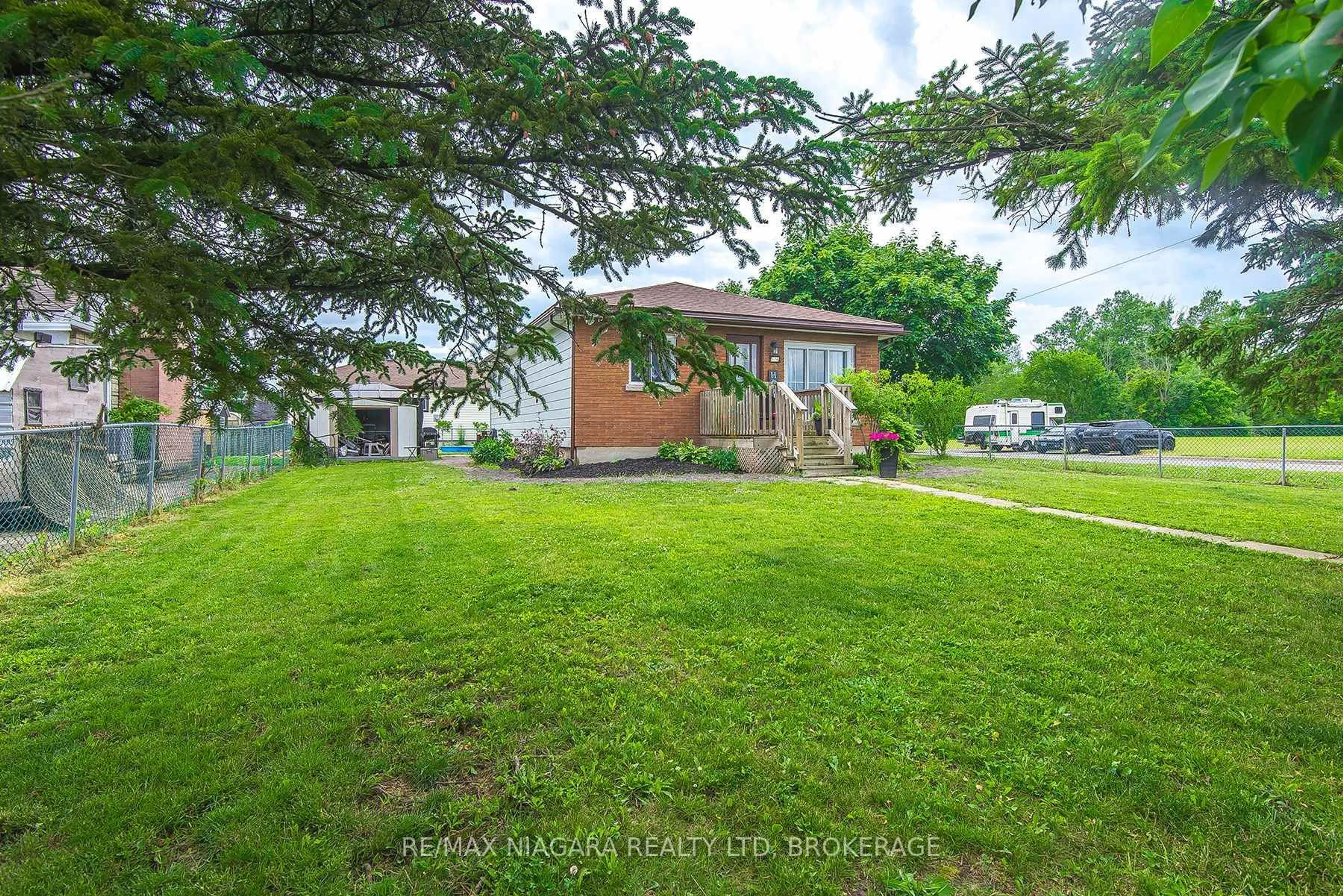 A pic from outside/outdoor area/front of a property/back of a property/a pic from drone, street for 574 Broadway St, Welland Ontario L3C 5M5
