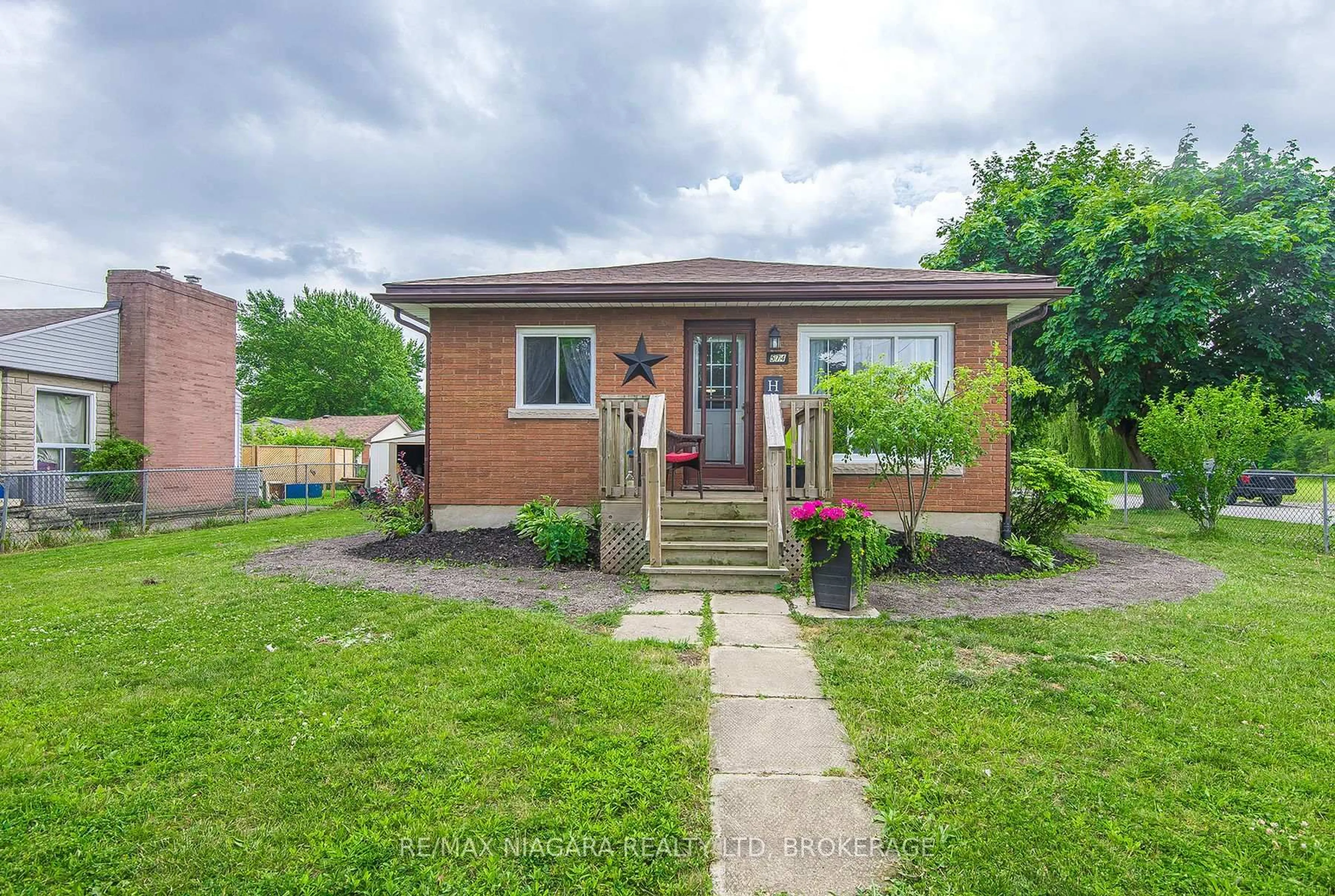 A pic from outside/outdoor area/front of a property/back of a property/a pic from drone, street for 574 Broadway St, Welland Ontario L3C 5M5