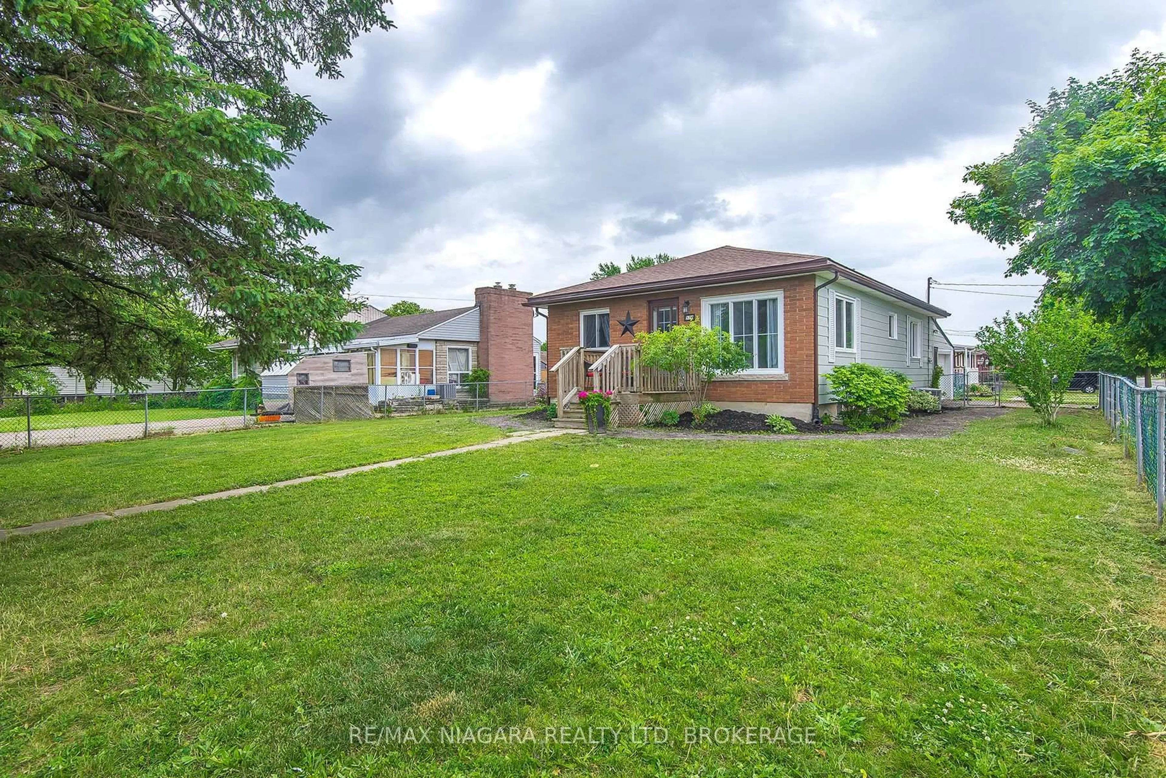 A pic from outside/outdoor area/front of a property/back of a property/a pic from drone, street for 574 Broadway St, Welland Ontario L3C 5M5
