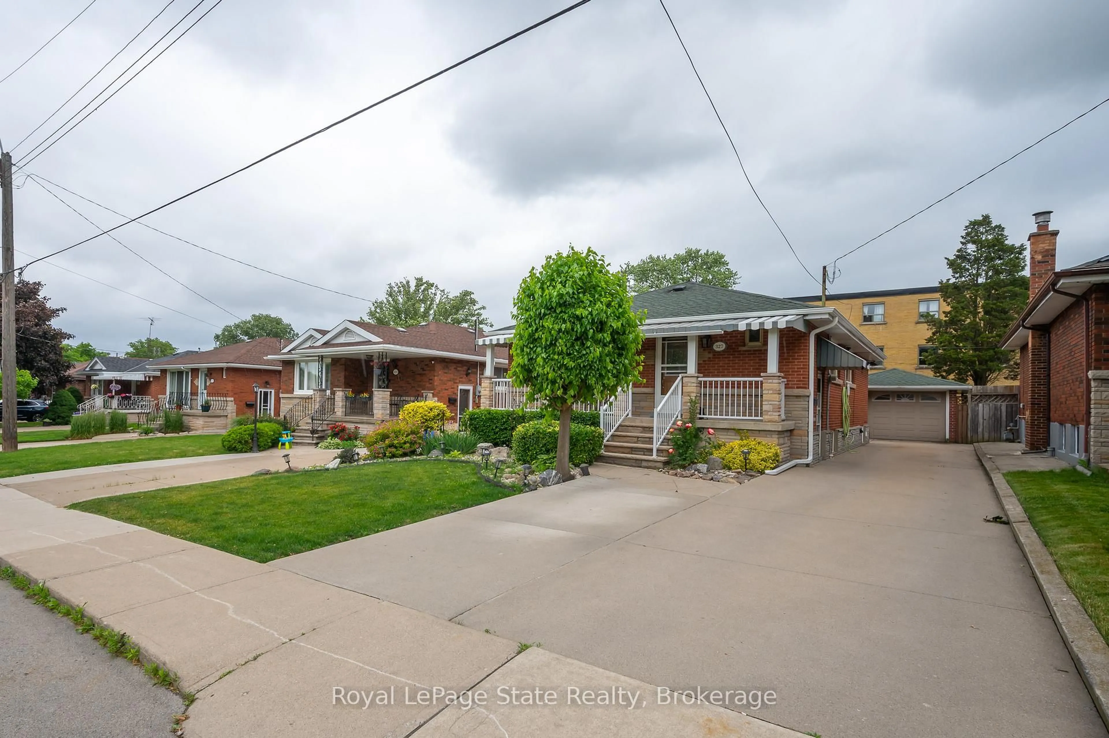 A pic from outside/outdoor area/front of a property/back of a property/a pic from drone, street for 327 East 42nd St, Hamilton Ontario L8T 3A6