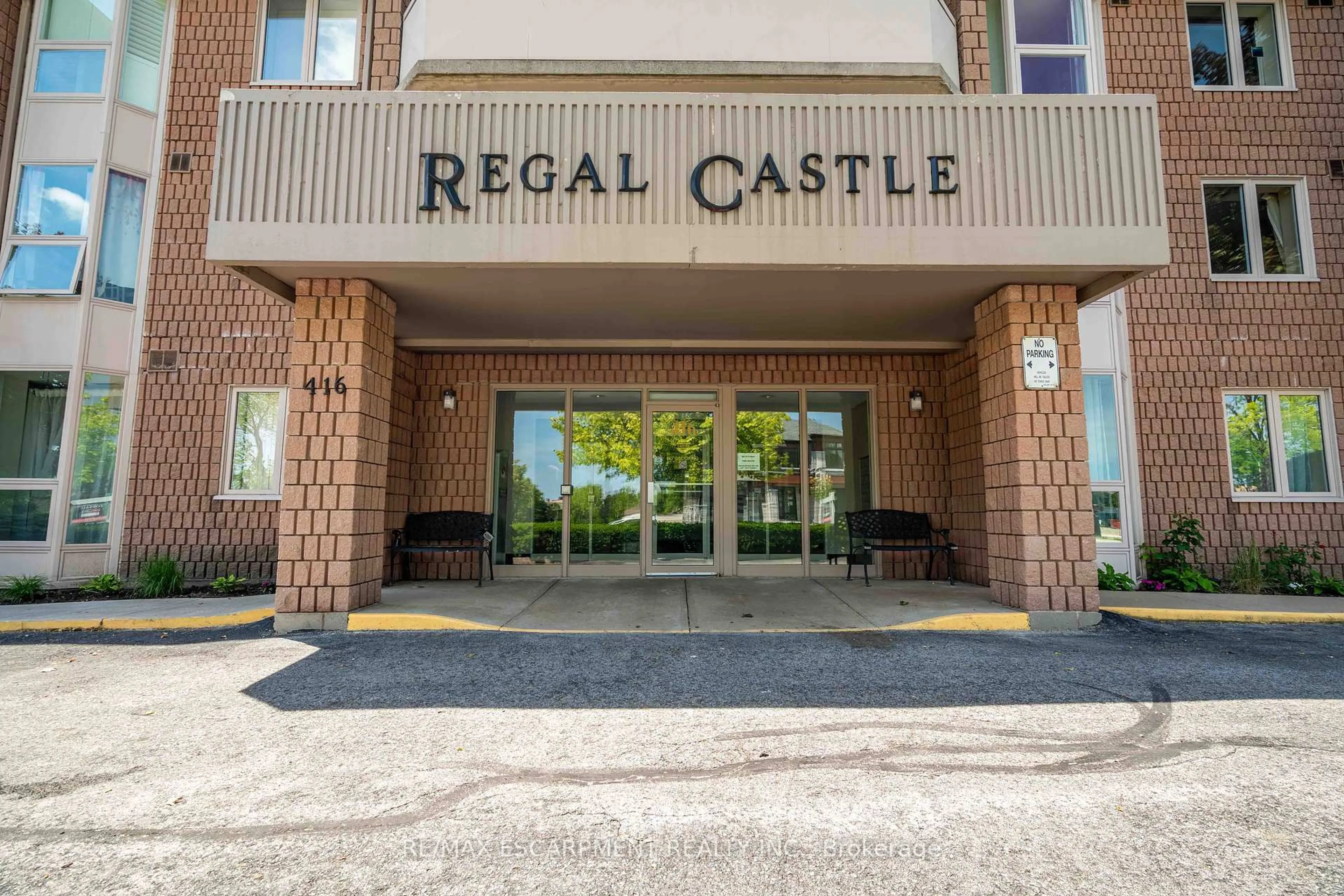 Indoor foyer for 416 Limeridge Rd #216, Hamilton Ontario L9A 2S7