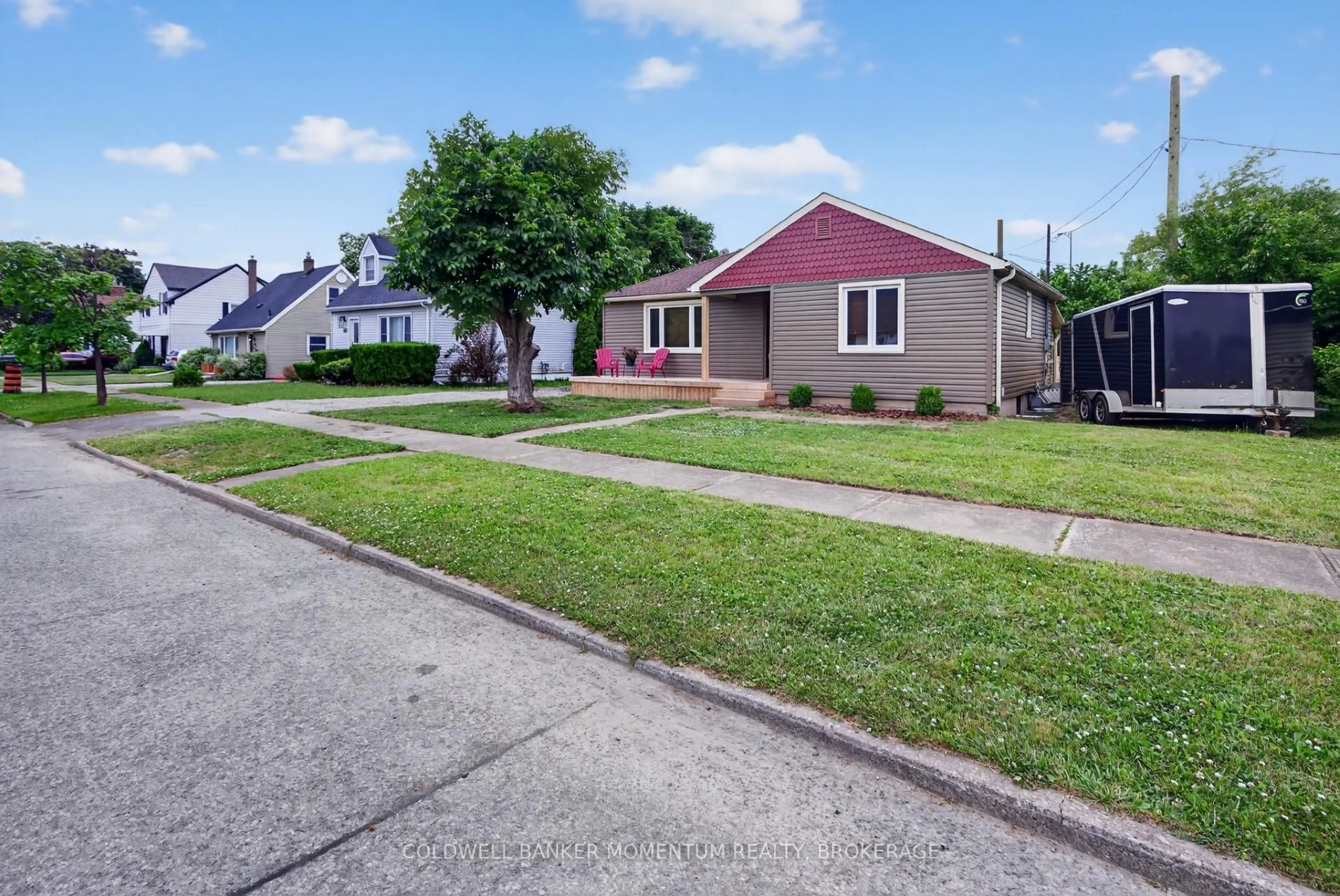 A pic from outside/outdoor area/front of a property/back of a property/a pic from drone, street for 18 Princess St, St. Catharines Ontario L2P 2R1