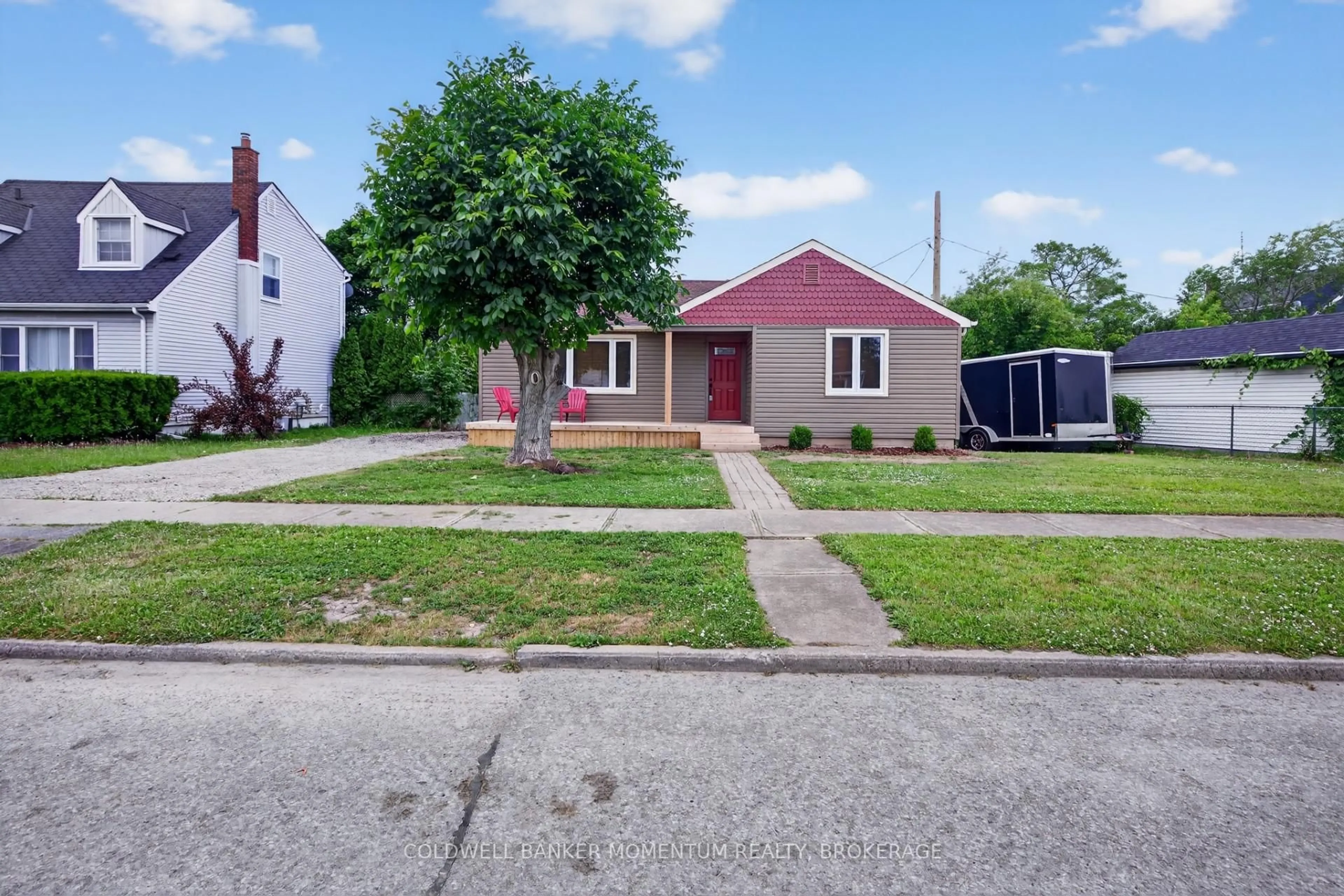 A pic from outside/outdoor area/front of a property/back of a property/a pic from drone, street for 18 Princess St, St. Catharines Ontario L2P 2R1