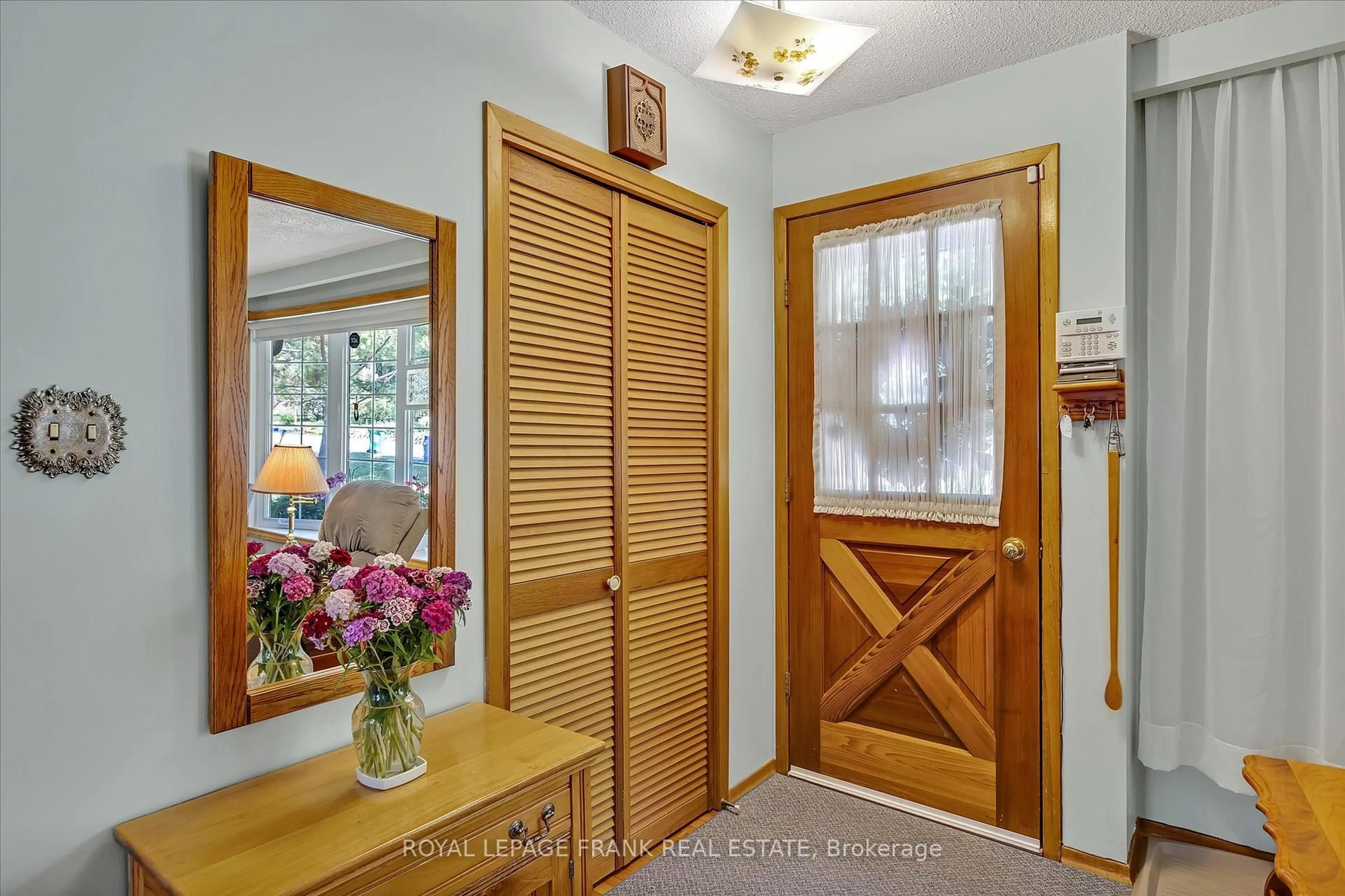Indoor entryway for 110 Greenhill Dr, Peterborough West Ontario K9J 6E4