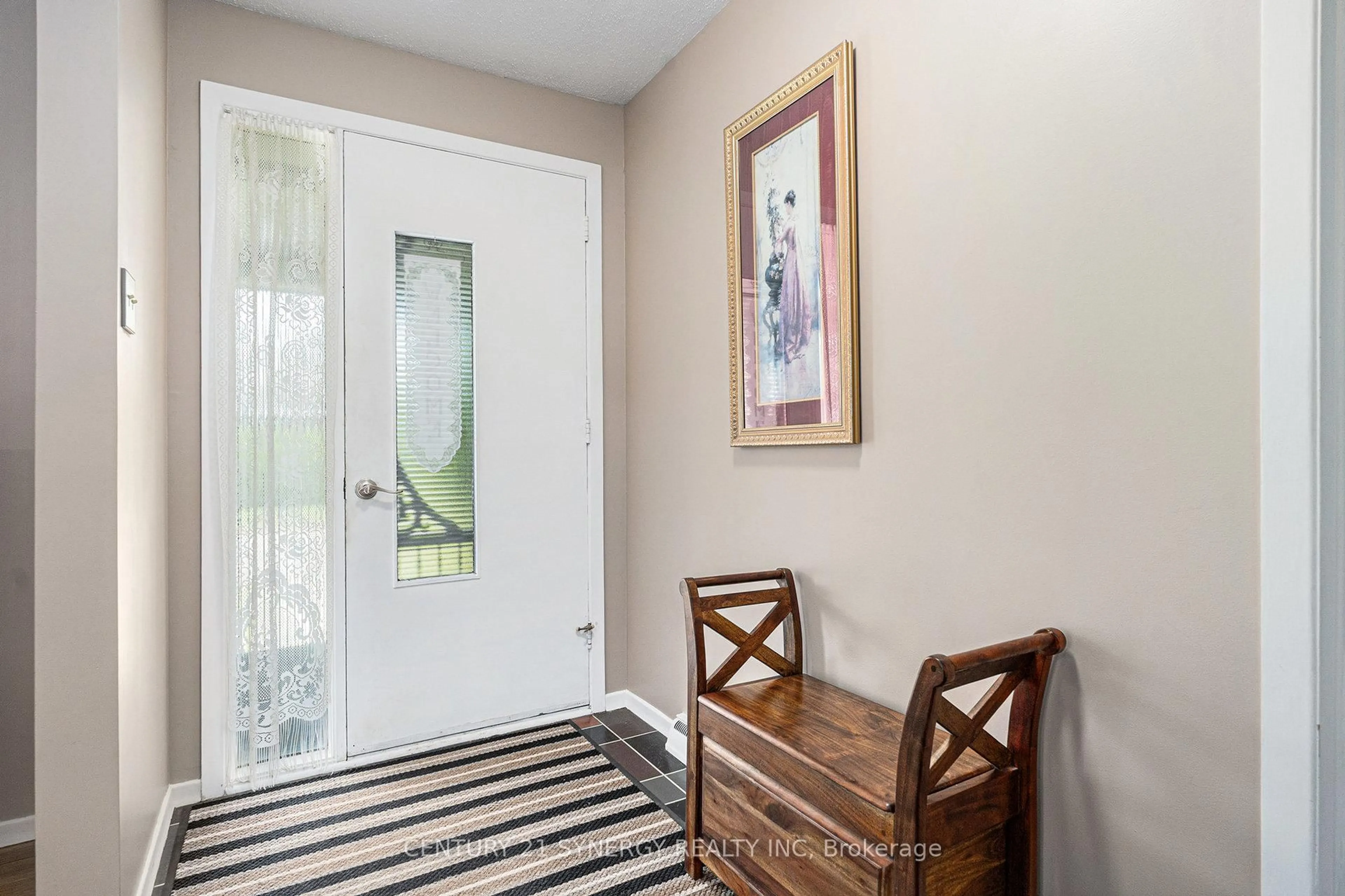 Indoor entryway for 2324 Susan St, Ottawa Ontario K1G 1K3