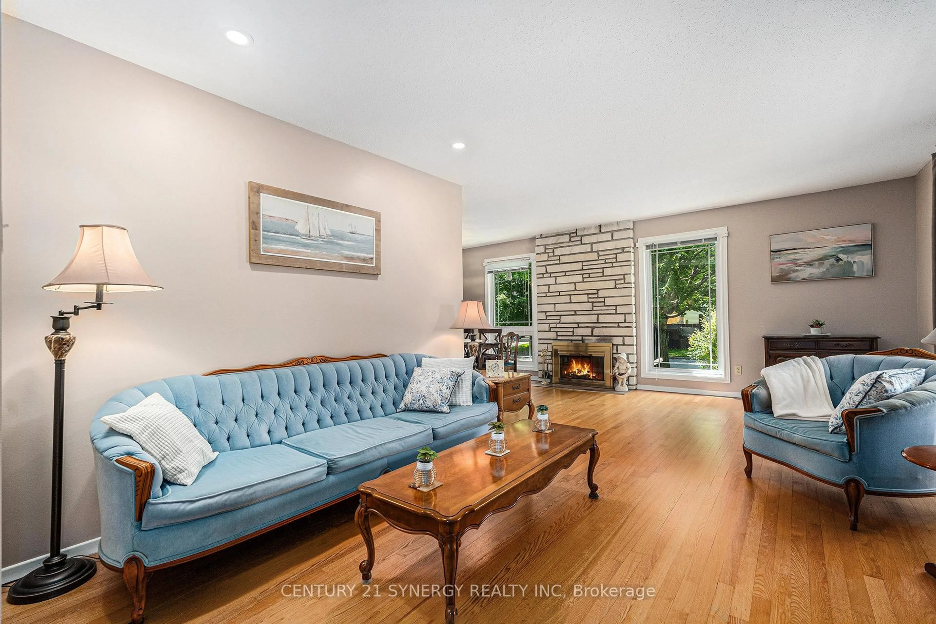 Living room with furniture, unknown for 2324 Susan St, Ottawa Ontario K1G 1K3