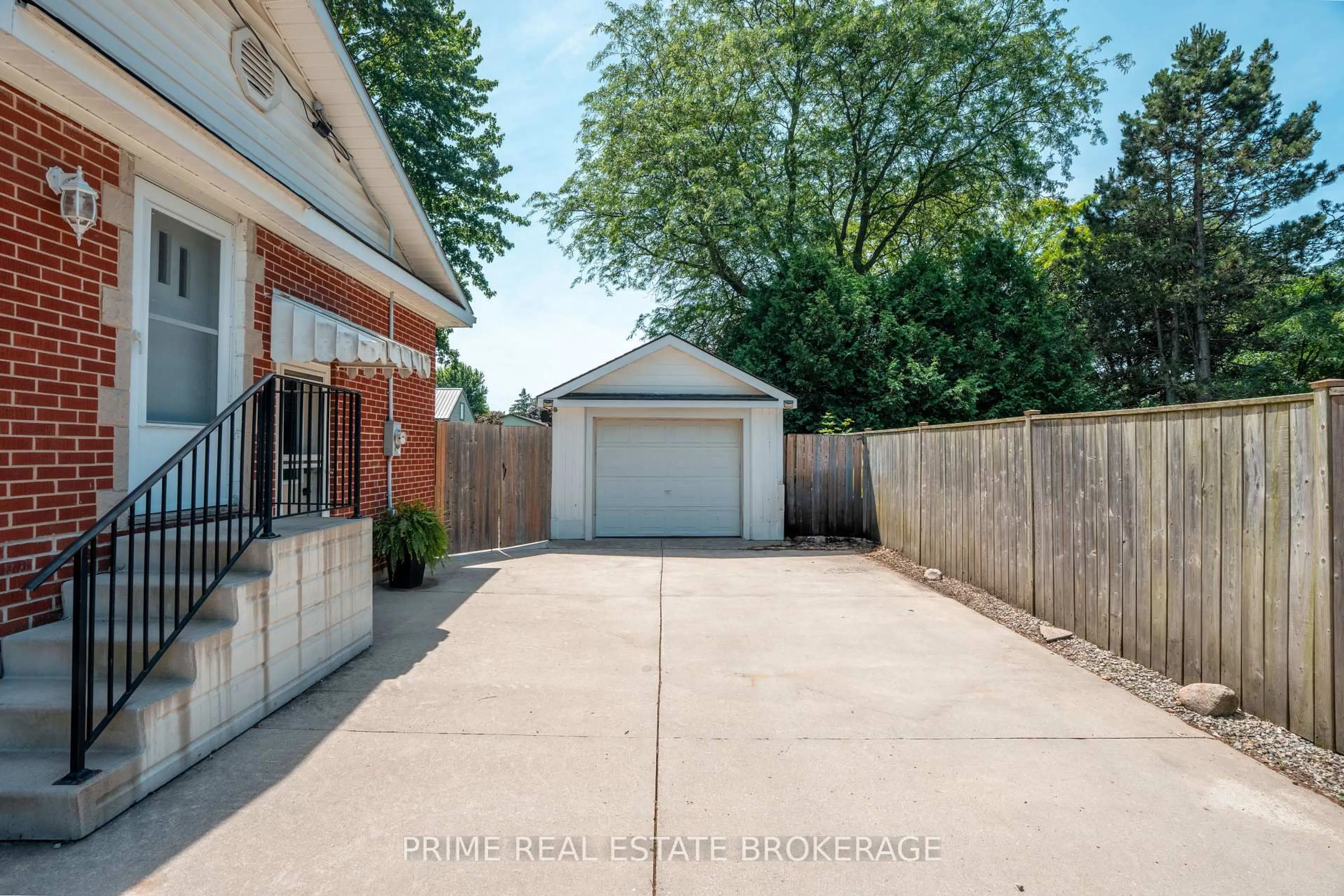 Patio, street for 133 Sanders St, South Huron Ontario N0M 1S1