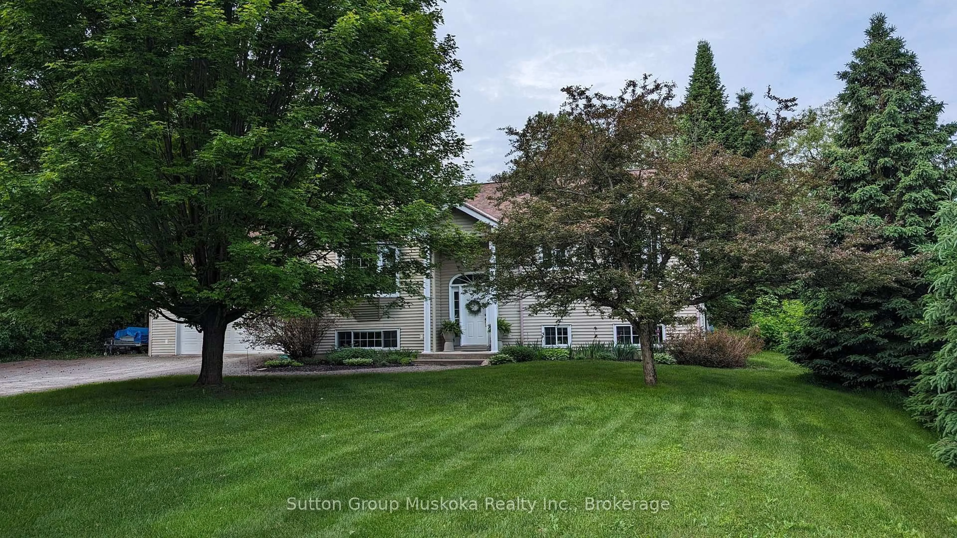 A pic from outside/outdoor area/front of a property/back of a property/a pic from drone, street for 357 RAVENSCLIFFE Rd, Huntsville Ontario P1H 1L6