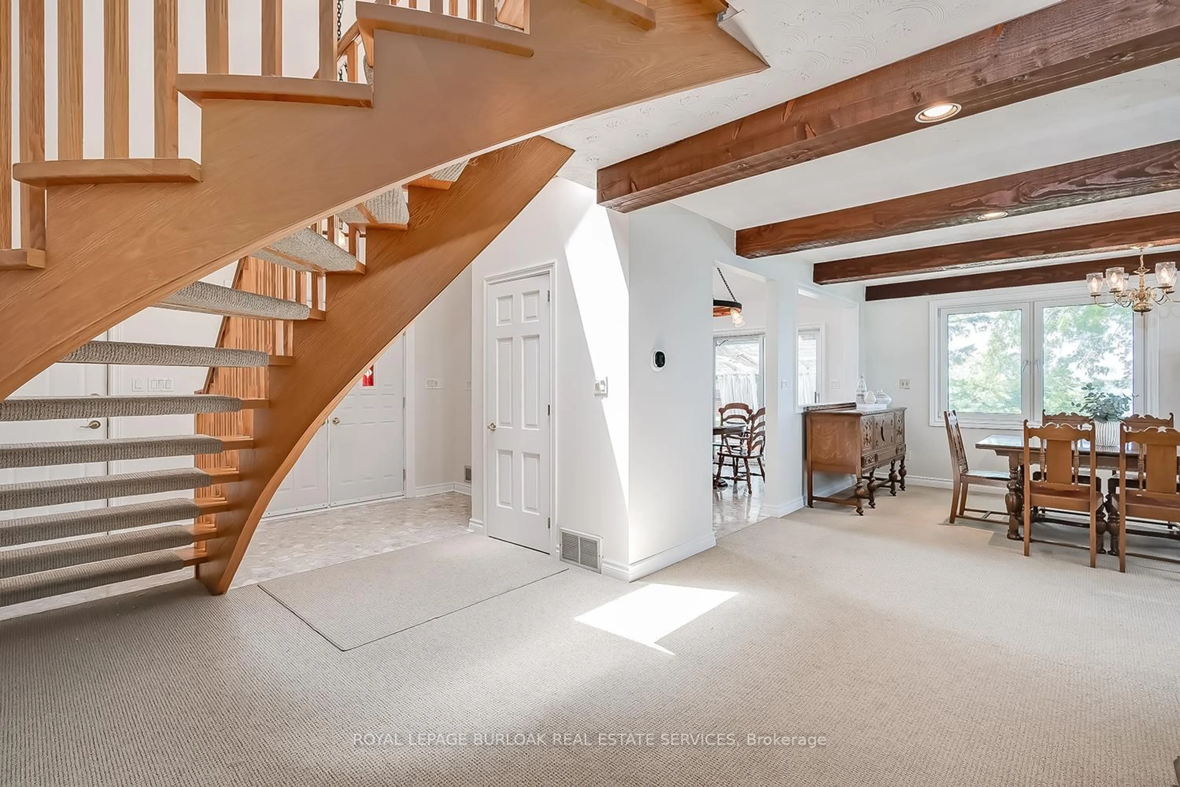 Indoor foyer for 11 Winona Park Rd, Hamilton Ontario L8E 5E9