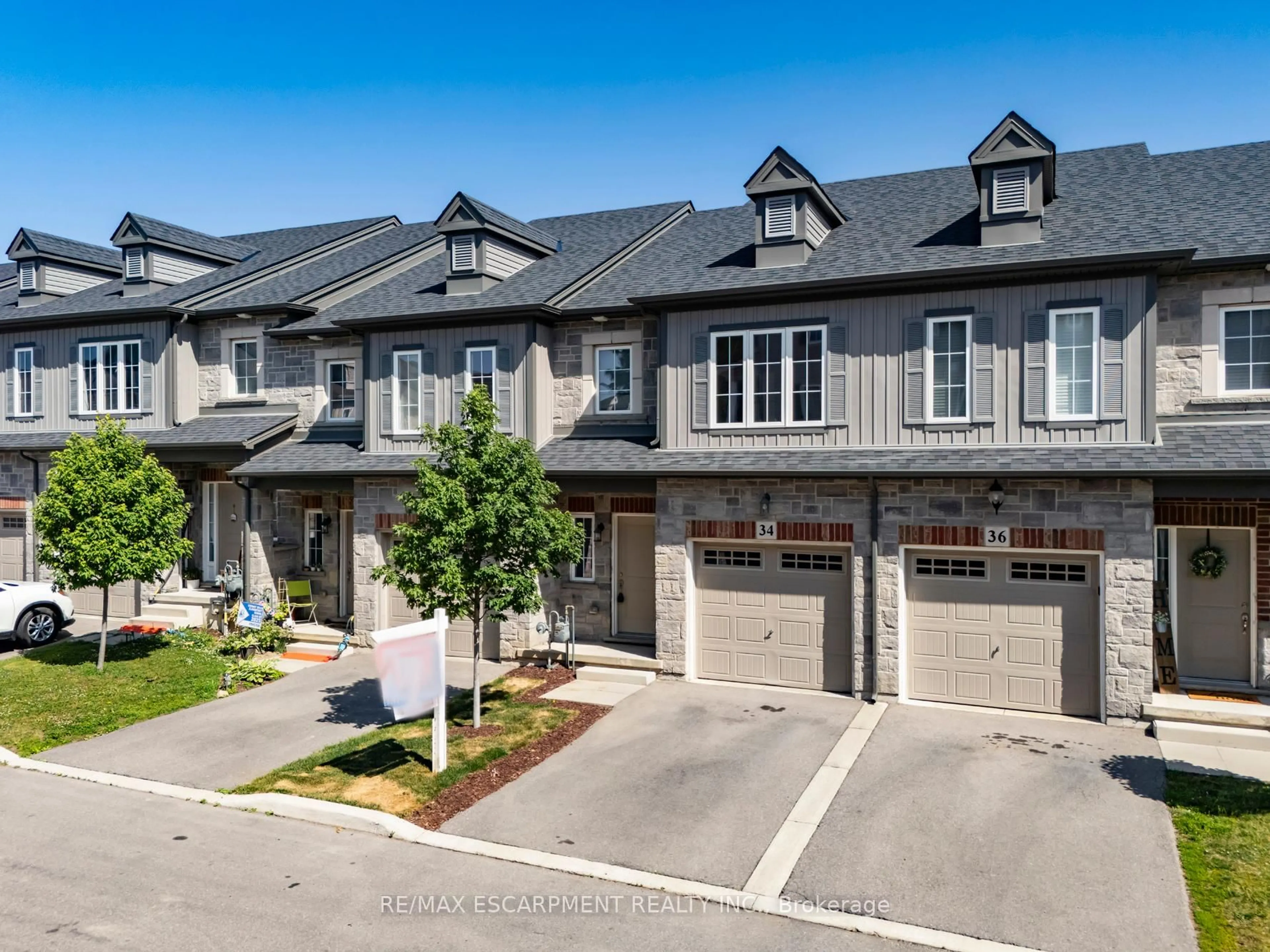 A pic from outside/outdoor area/front of a property/back of a property/a pic from drone, street for 34 Dayman Dr, Hamilton Ontario L9K 0J9