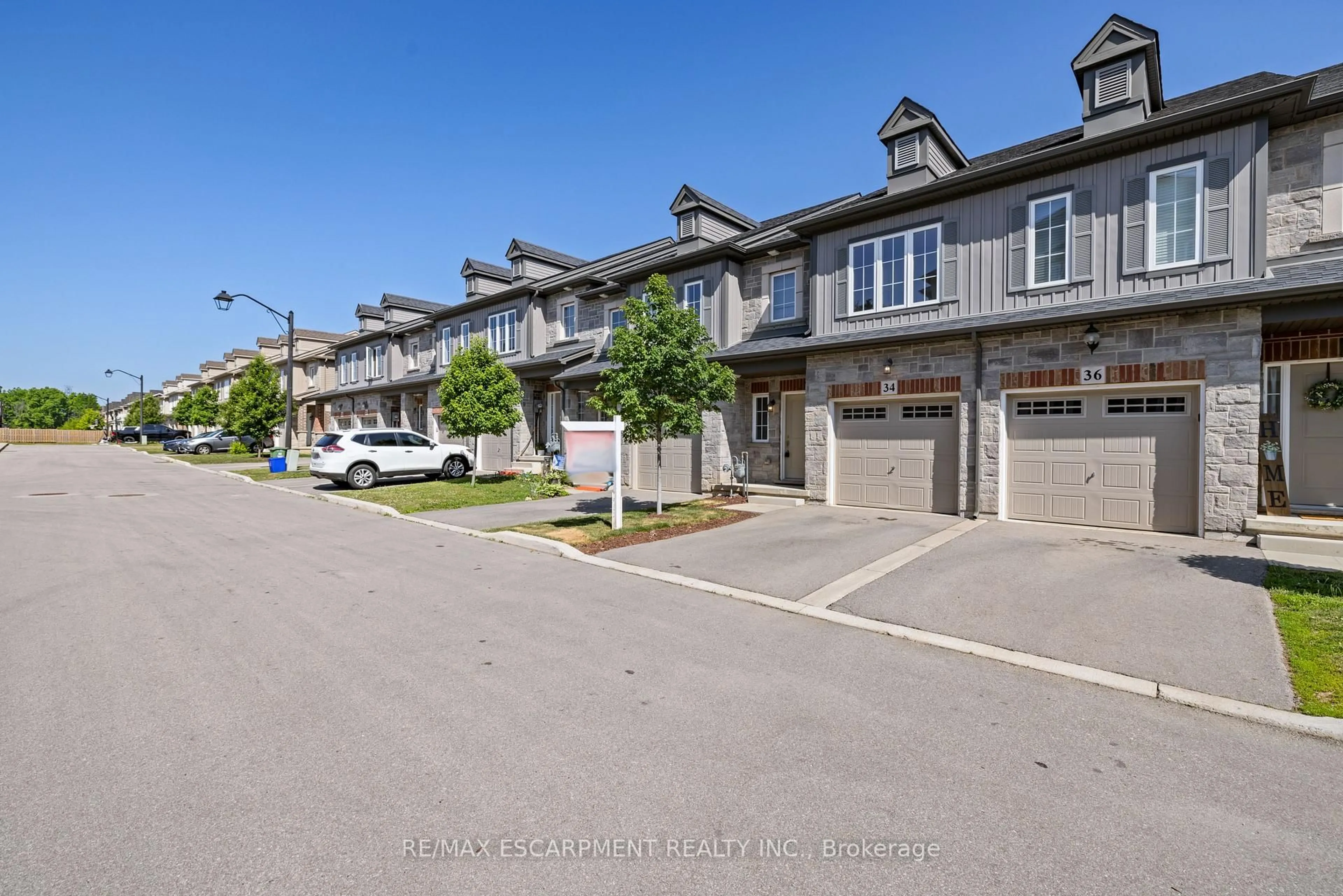 A pic from outside/outdoor area/front of a property/back of a property/a pic from drone, street for 34 Dayman Dr, Hamilton Ontario L9K 0J9