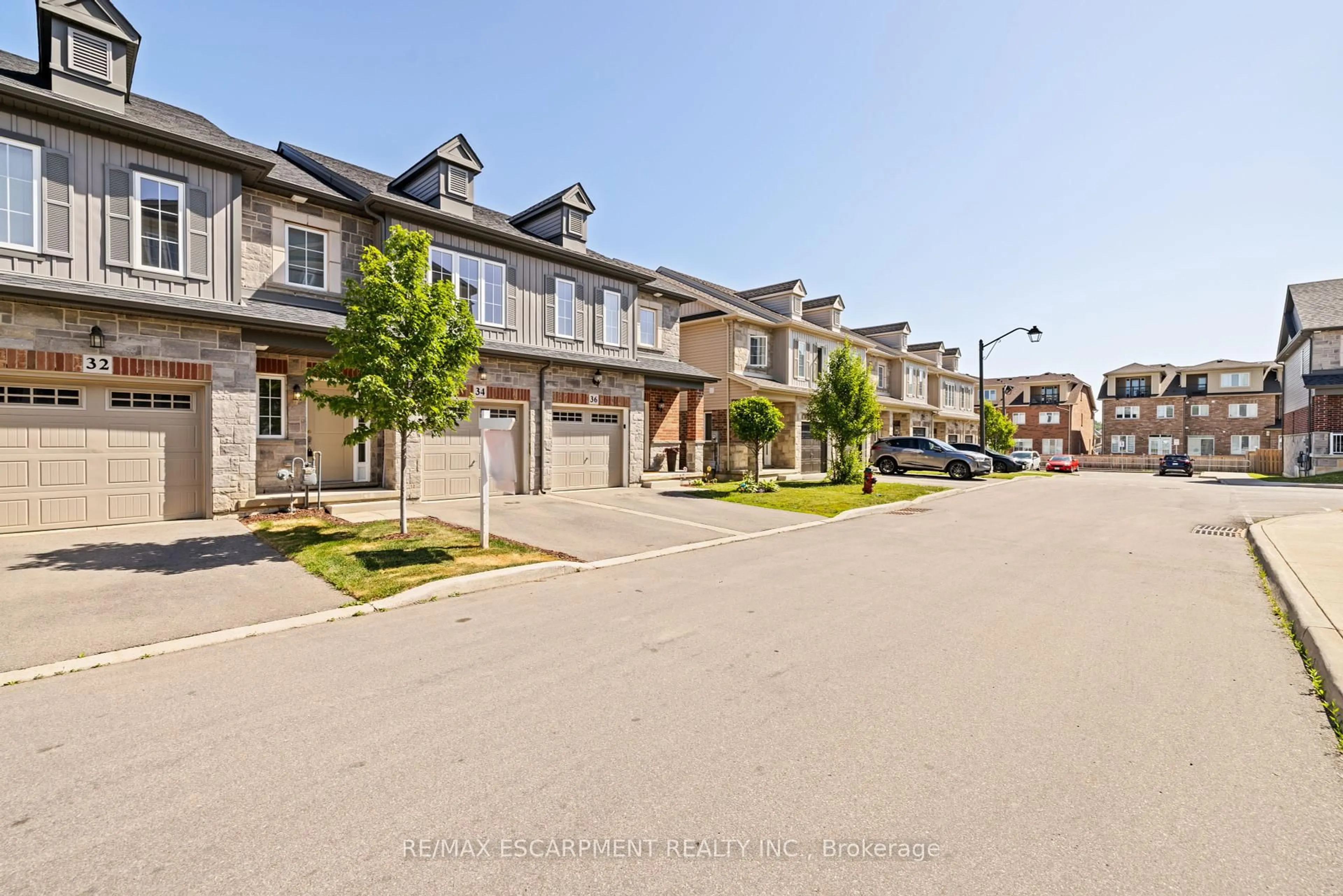 A pic from outside/outdoor area/front of a property/back of a property/a pic from drone, street for 34 Dayman Dr, Hamilton Ontario L9K 0J9