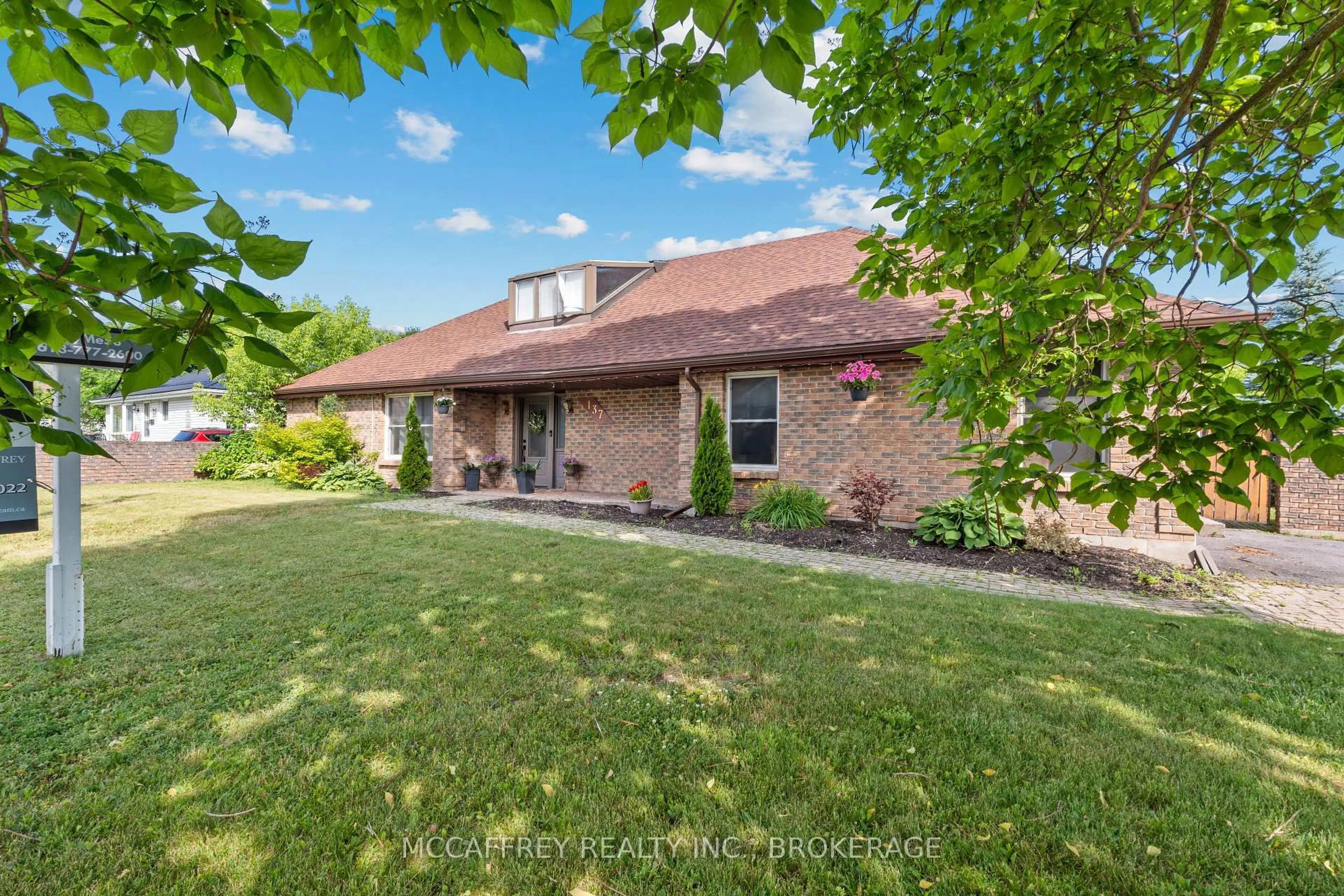 A pic from outside/outdoor area/front of a property/back of a property/a pic from drone, street for 137 Thomas St, Greater Napanee Ontario K7R 2H4
