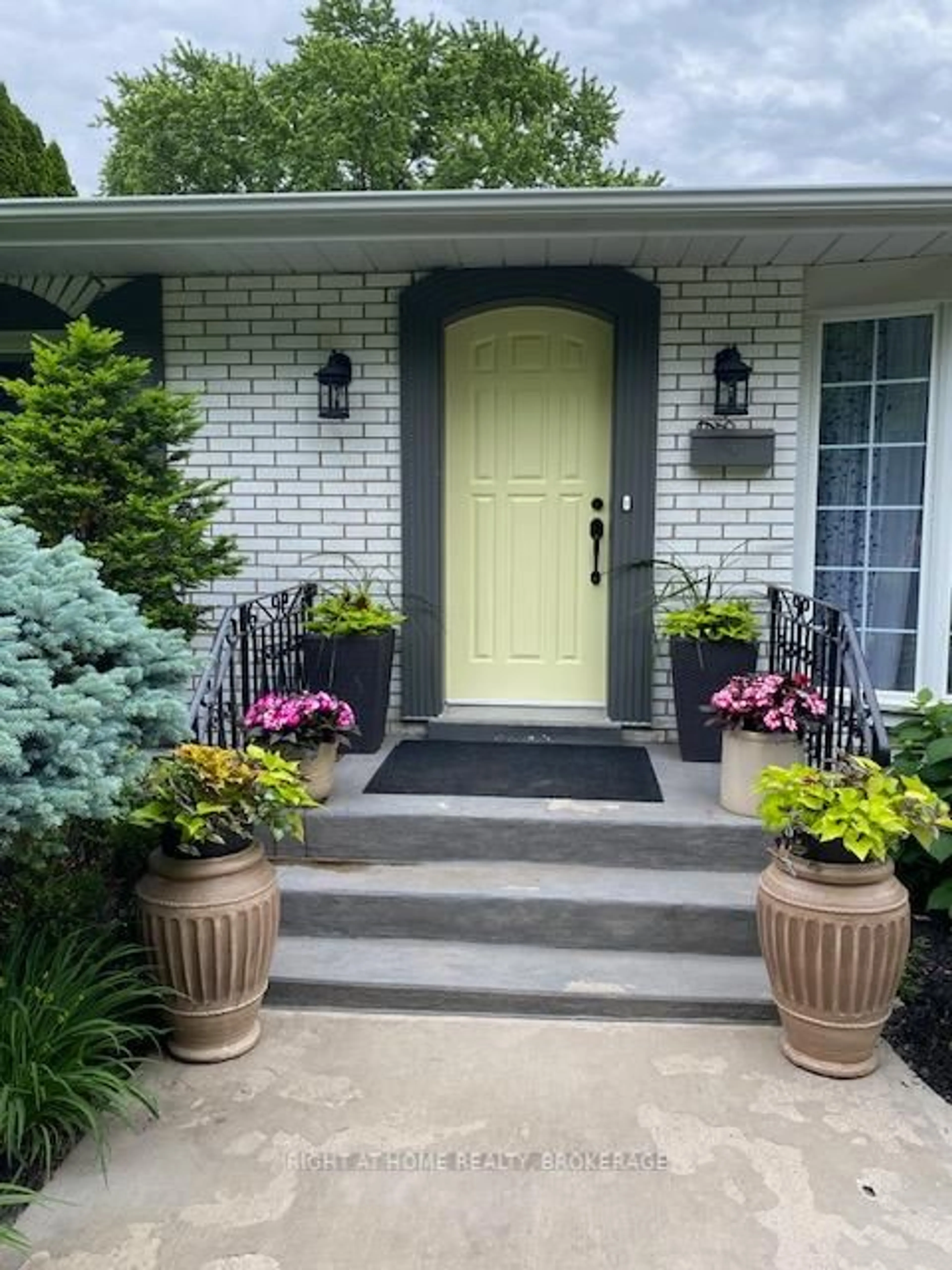 Indoor entryway for 98 Windward St, St. Catharines Ontario L2M 4C3