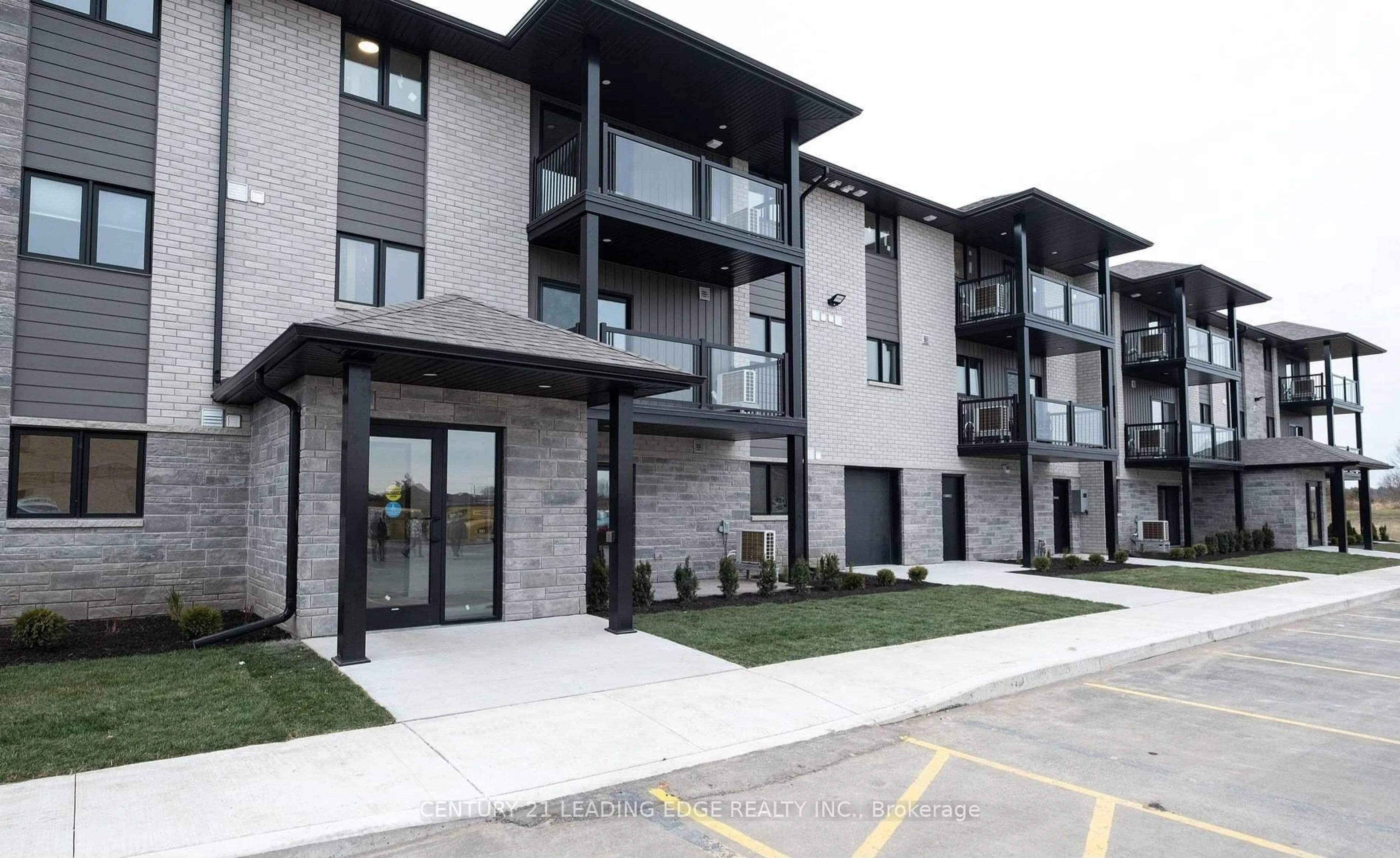 Patio, building for 30 Hillside Meadow Dr #206, Quinte West Ontario K8V 0J7