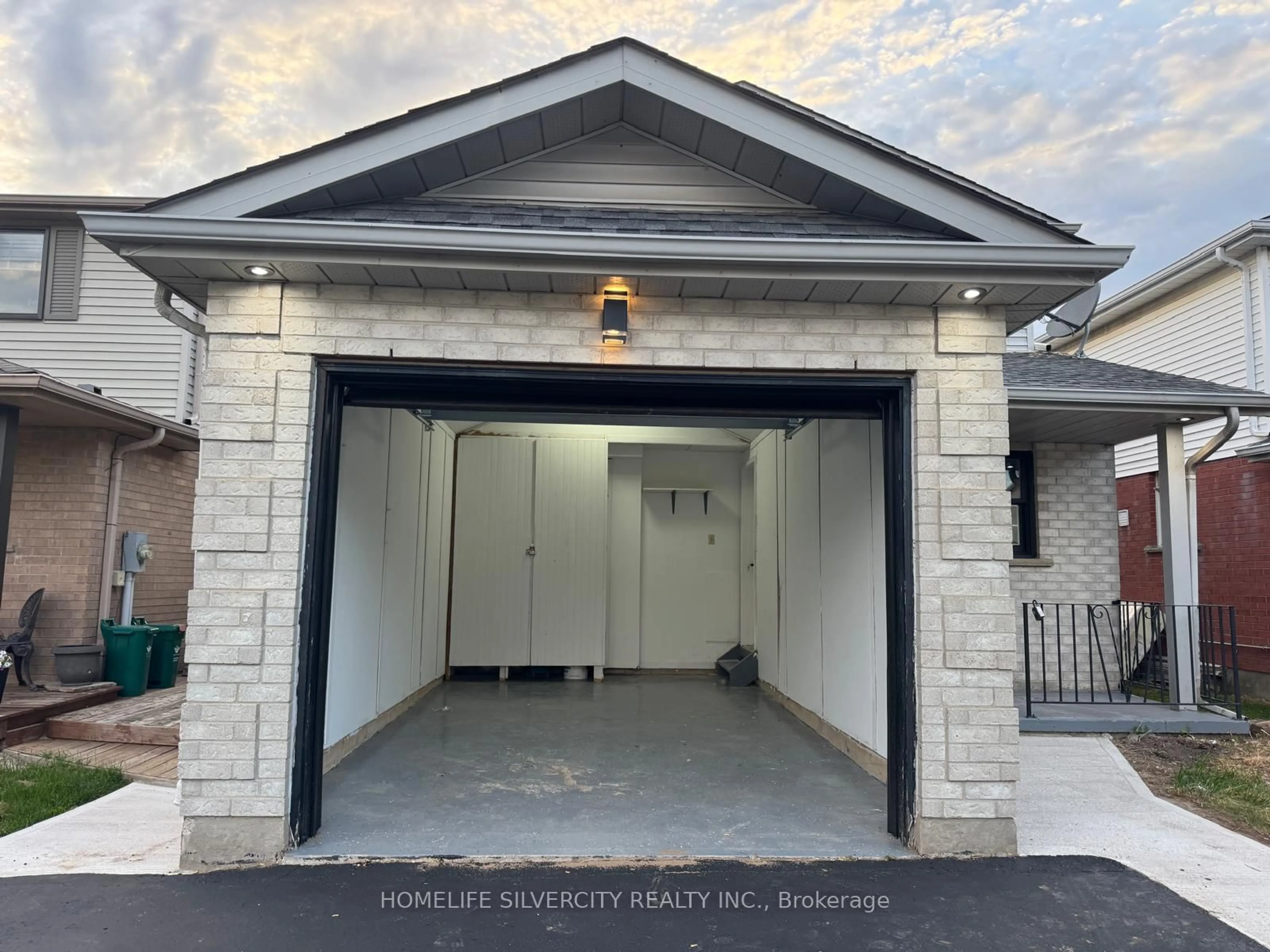 Indoor garage for 98 Steeles Cres, Cambridge Ontario N1R 8C3