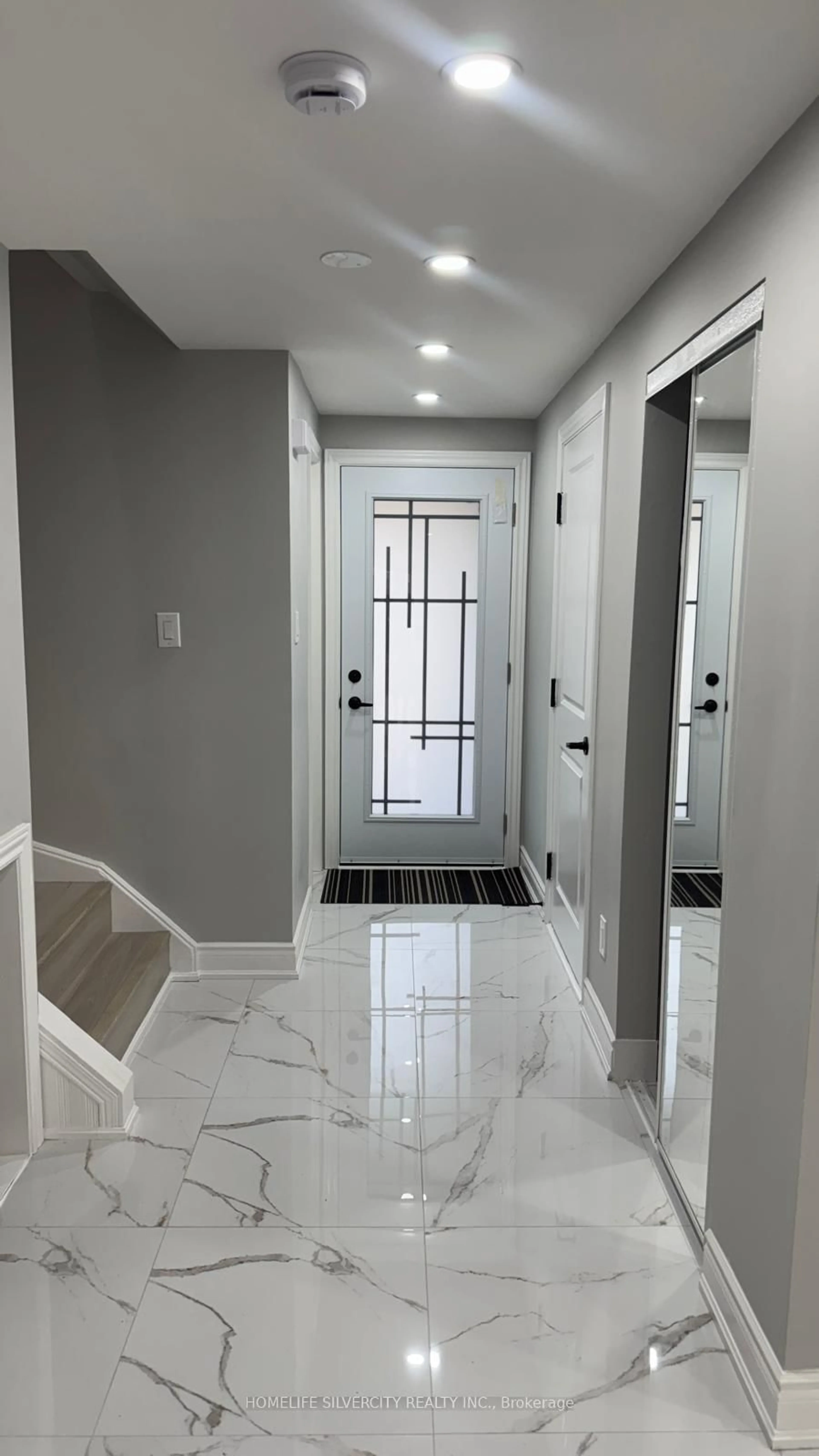 Indoor entryway for 98 Steeles Cres, Cambridge Ontario N1R 8C3