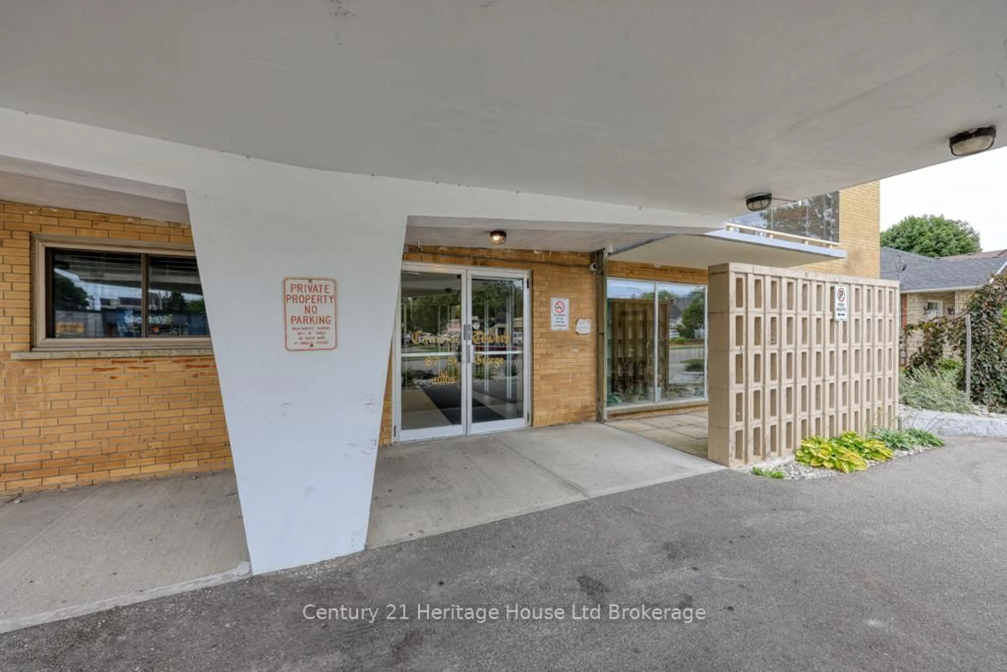 Indoor entryway for 87 ST GEORGE St #202, Brantford Ontario N3R 1V5