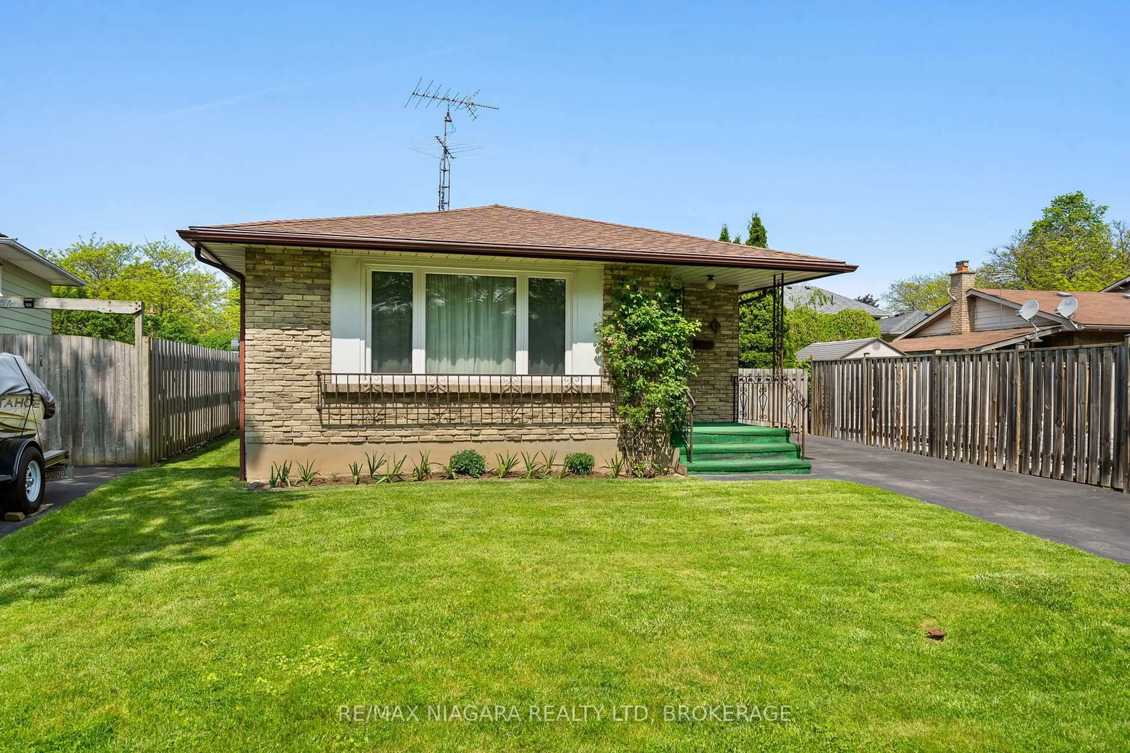 A pic from outside/outdoor area/front of a property/back of a property/a pic from drone, street for 6 VANIER Crt, St. Catharines Ontario L2N 6C8