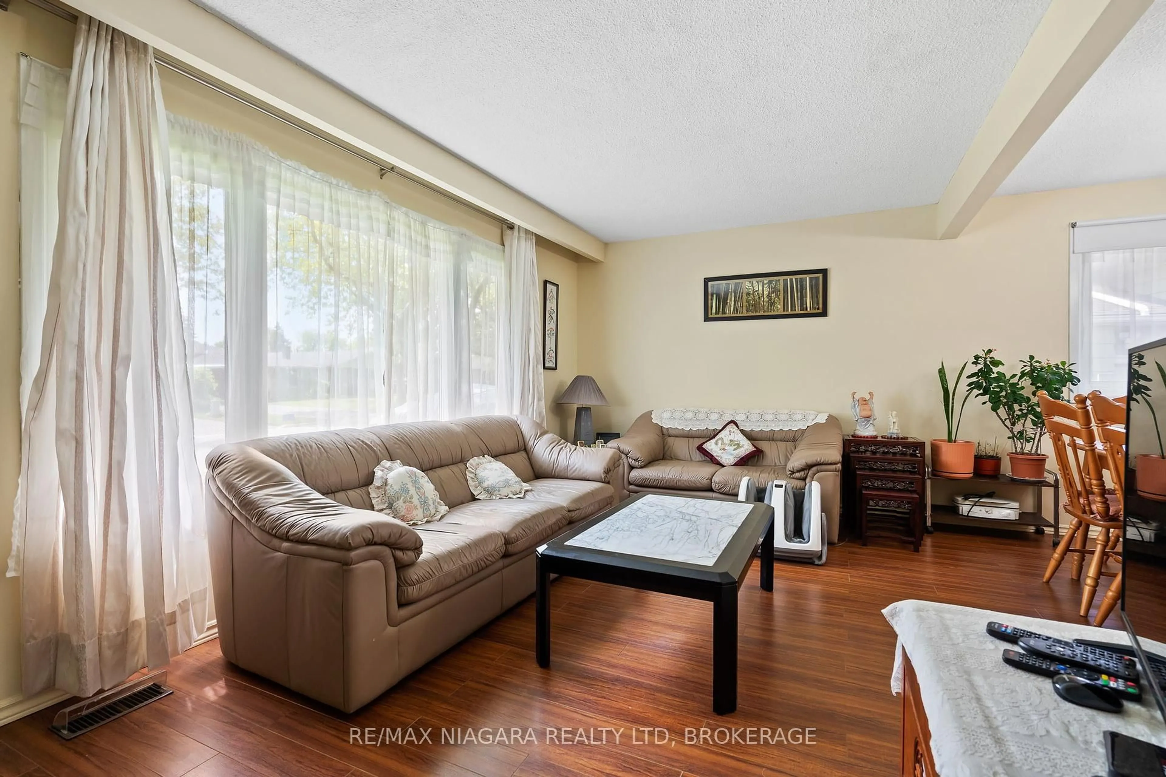 Living room with furniture, wood/laminate floor for 6 VANIER Crt, St. Catharines Ontario L2N 6C8