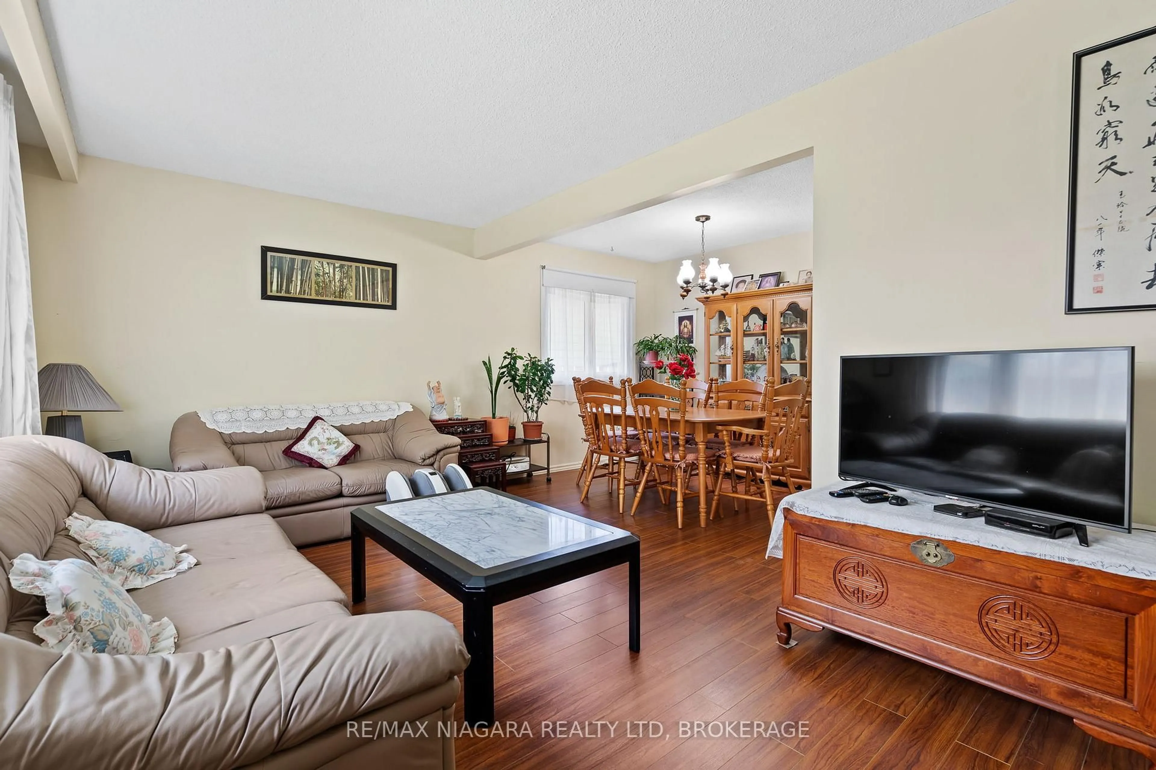 Living room with furniture, wood/laminate floor for 6 VANIER Crt, St. Catharines Ontario L2N 6C8