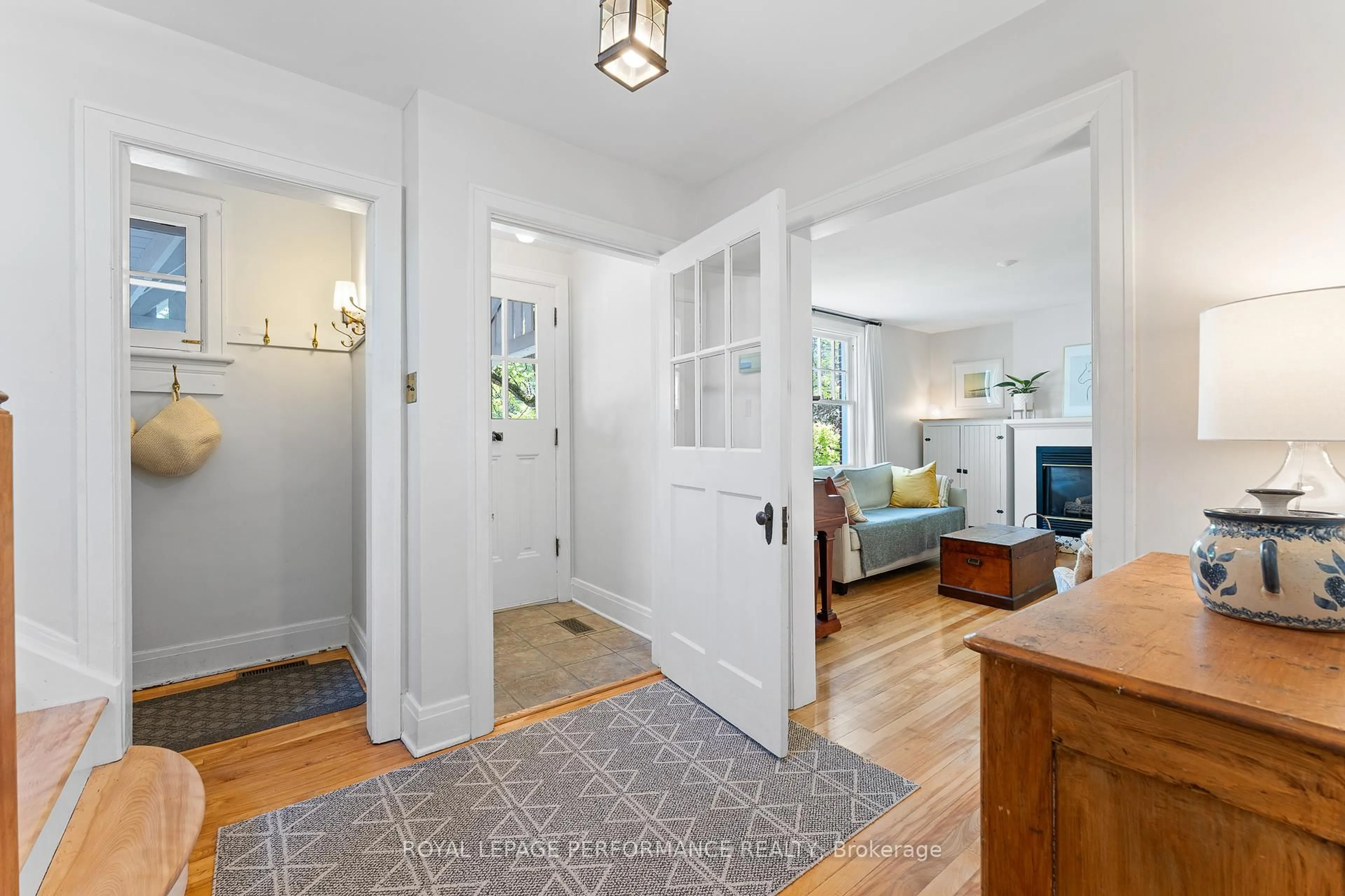 Indoor entryway for 458 Melbourne Ave, Ottawa Ontario K2A 1W3