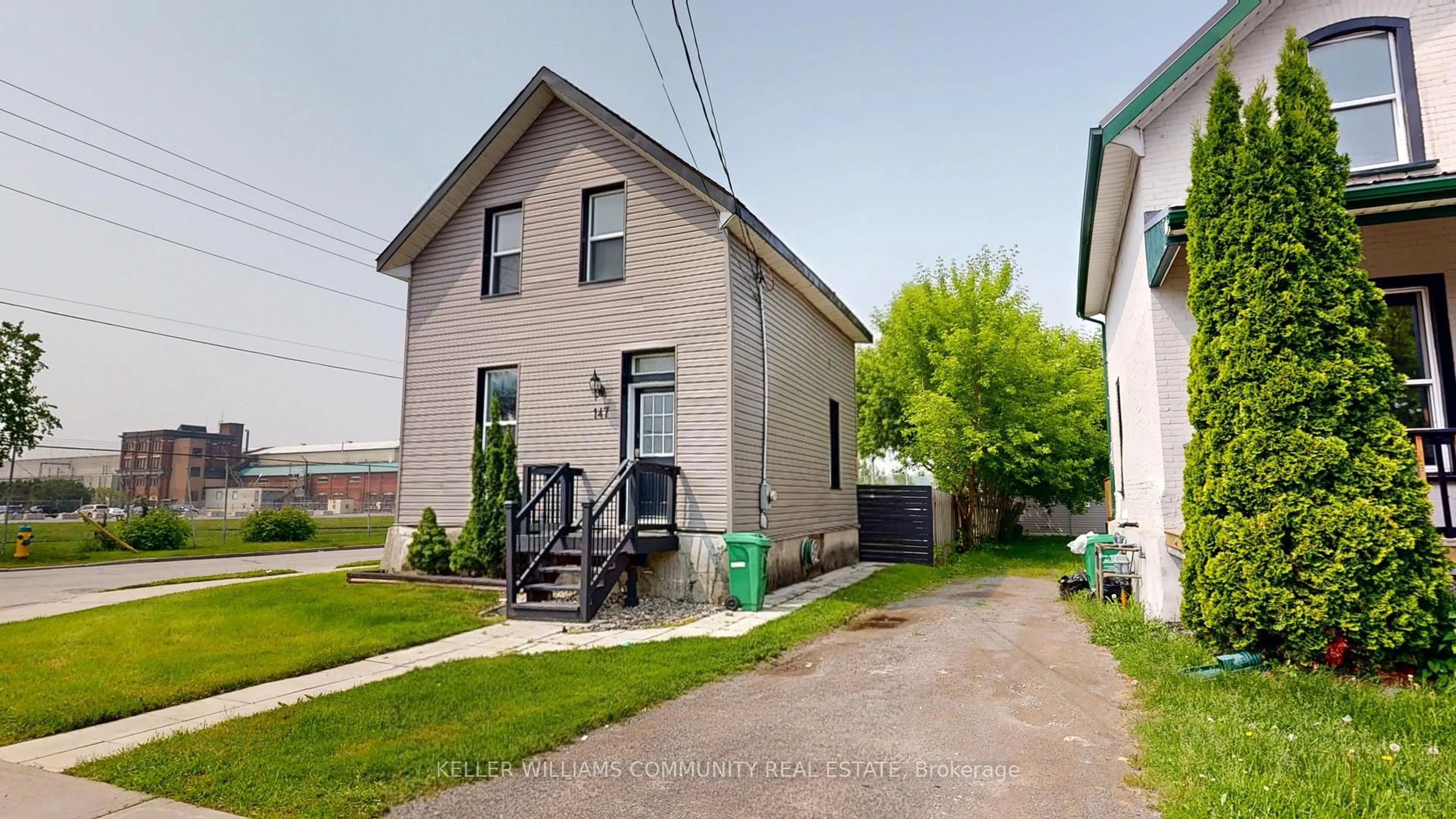 A pic from outside/outdoor area/front of a property/back of a property/a pic from drone, street for 147 Park Pl, Peterborough Central Ontario K9J 3V8