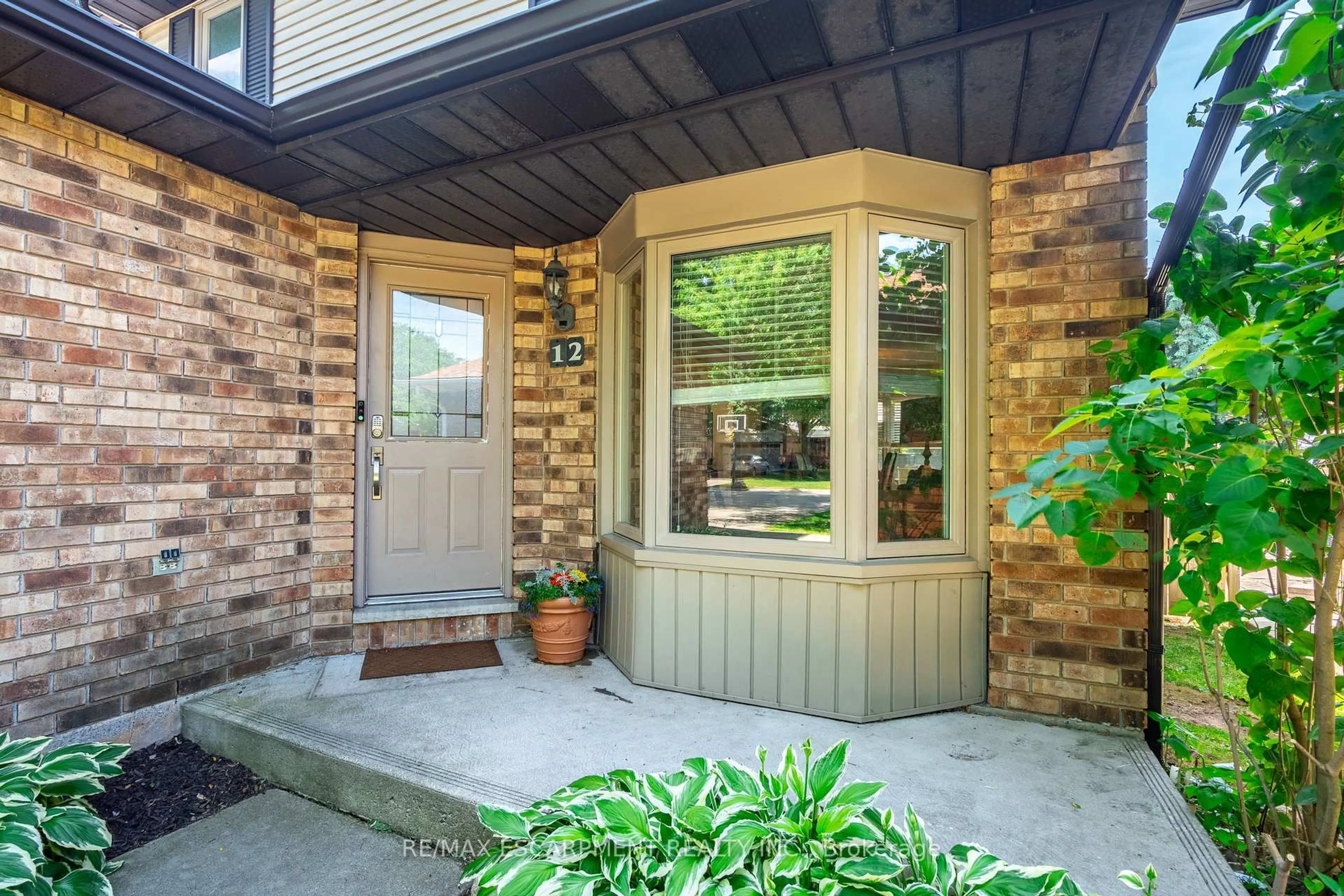 Indoor entryway for 12 Bloomsbury Crt, Hamilton Ontario L9G 4L6
