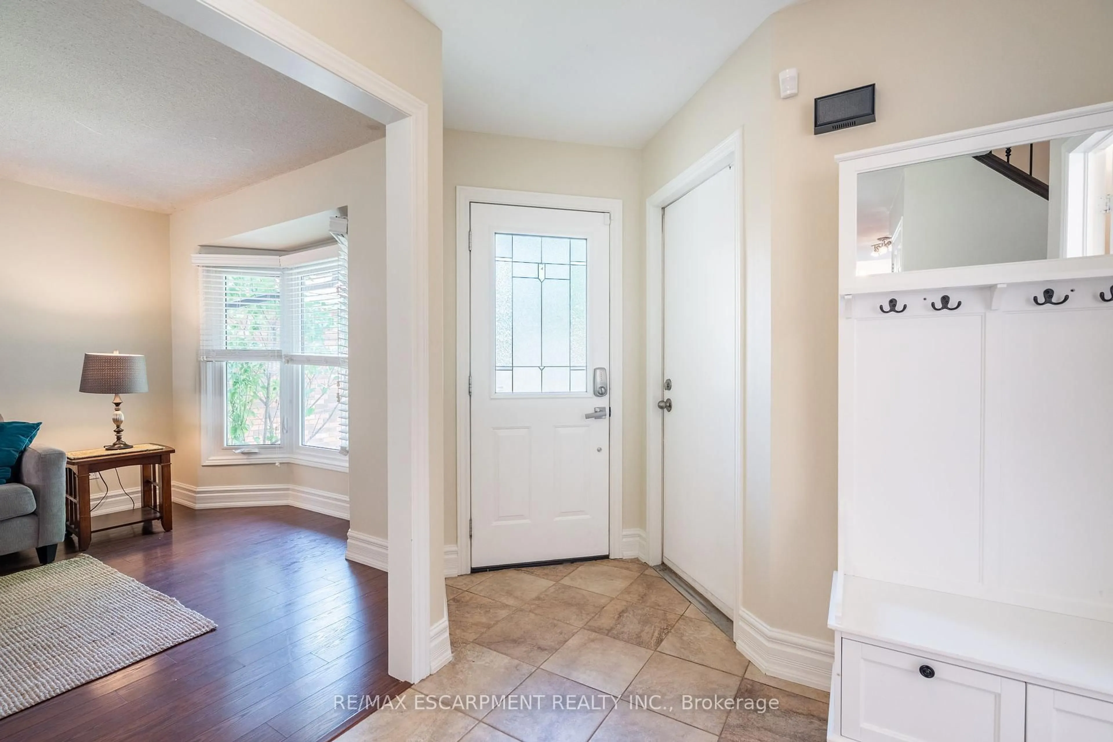 Indoor entryway for 12 Bloomsbury Crt, Hamilton Ontario L9G 4L6