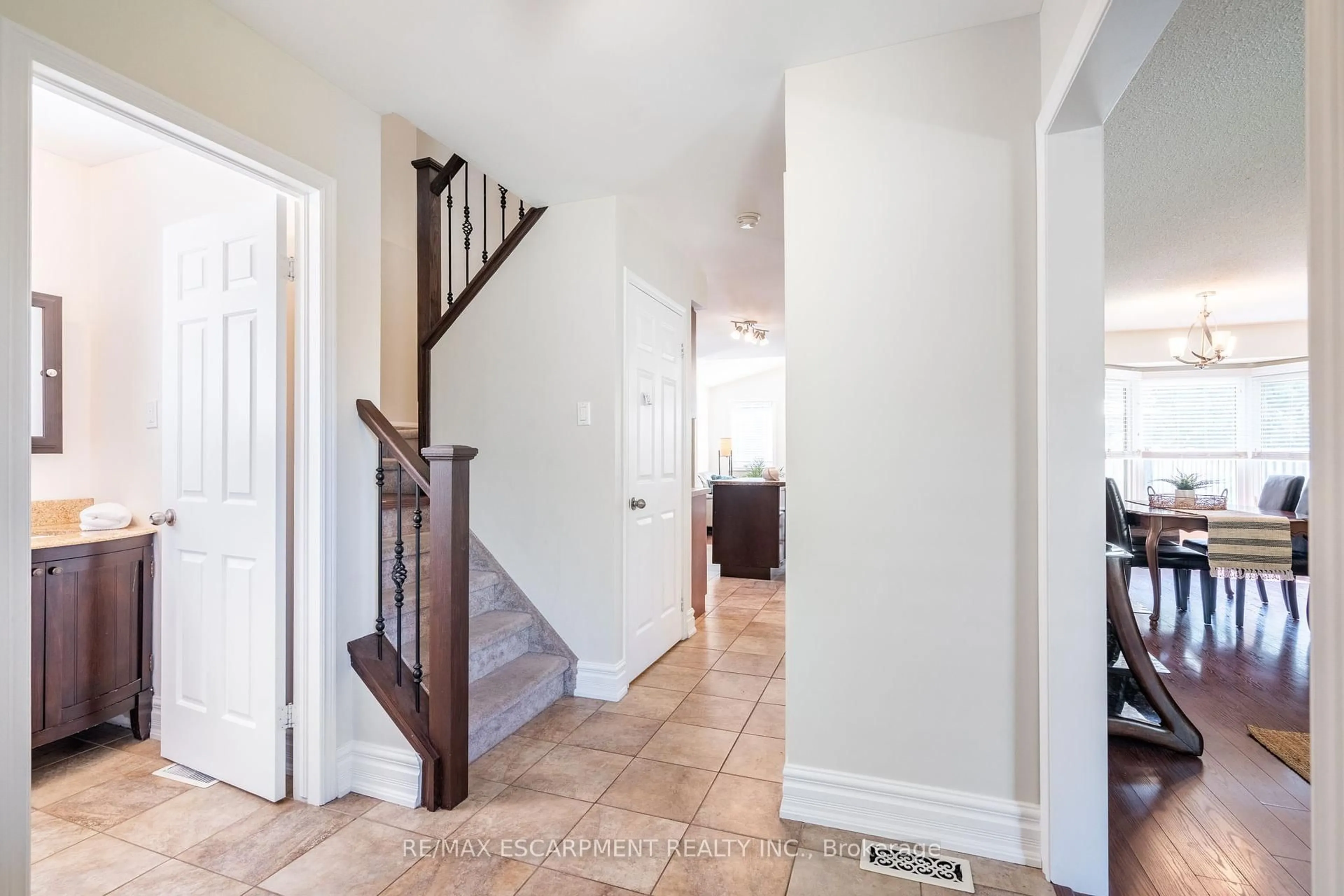 Indoor entryway for 12 Bloomsbury Crt, Hamilton Ontario L9G 4L6