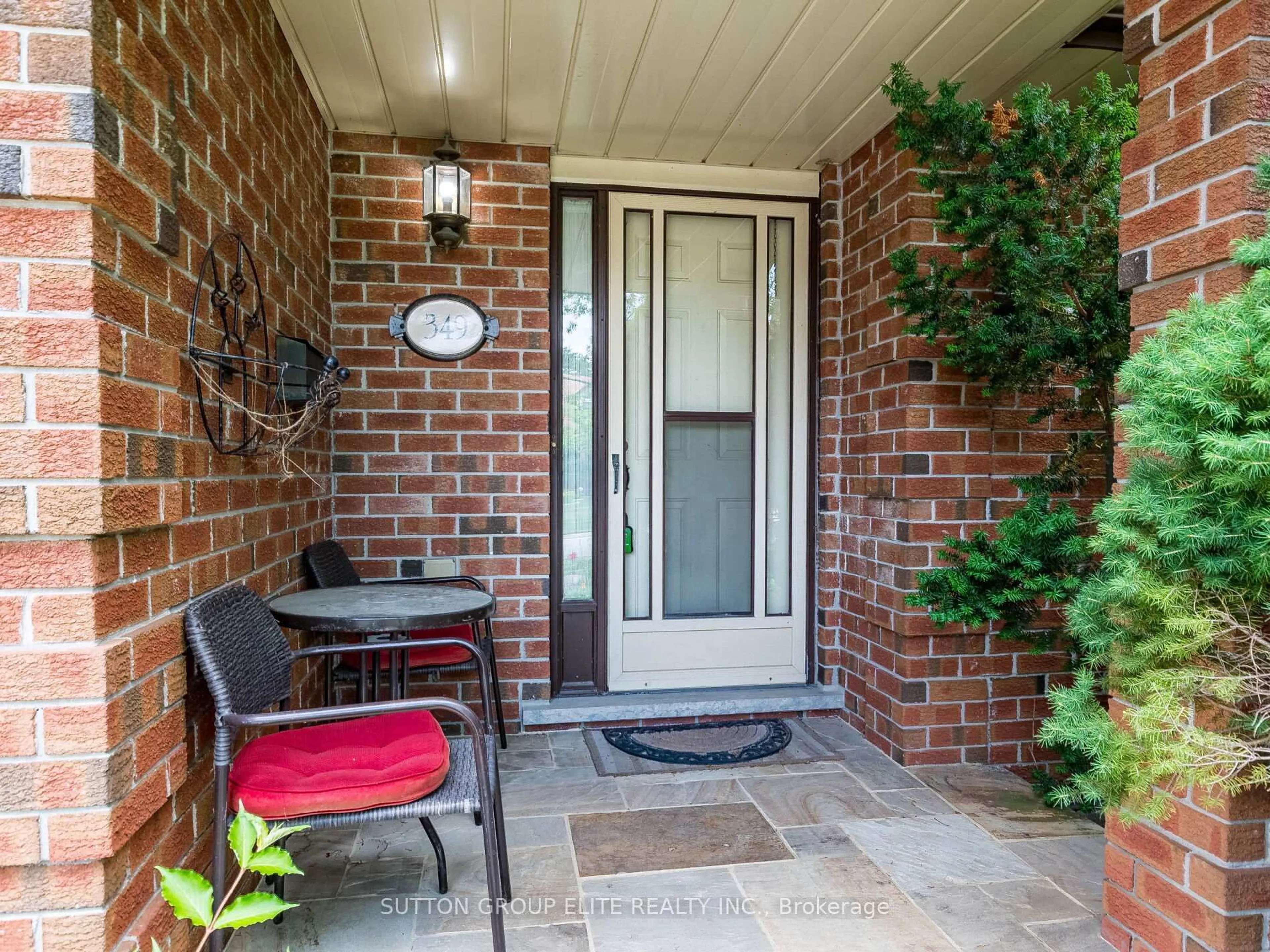 Indoor entryway for 349 Ironwood Rd, Guelph Ontario N1G 3P2