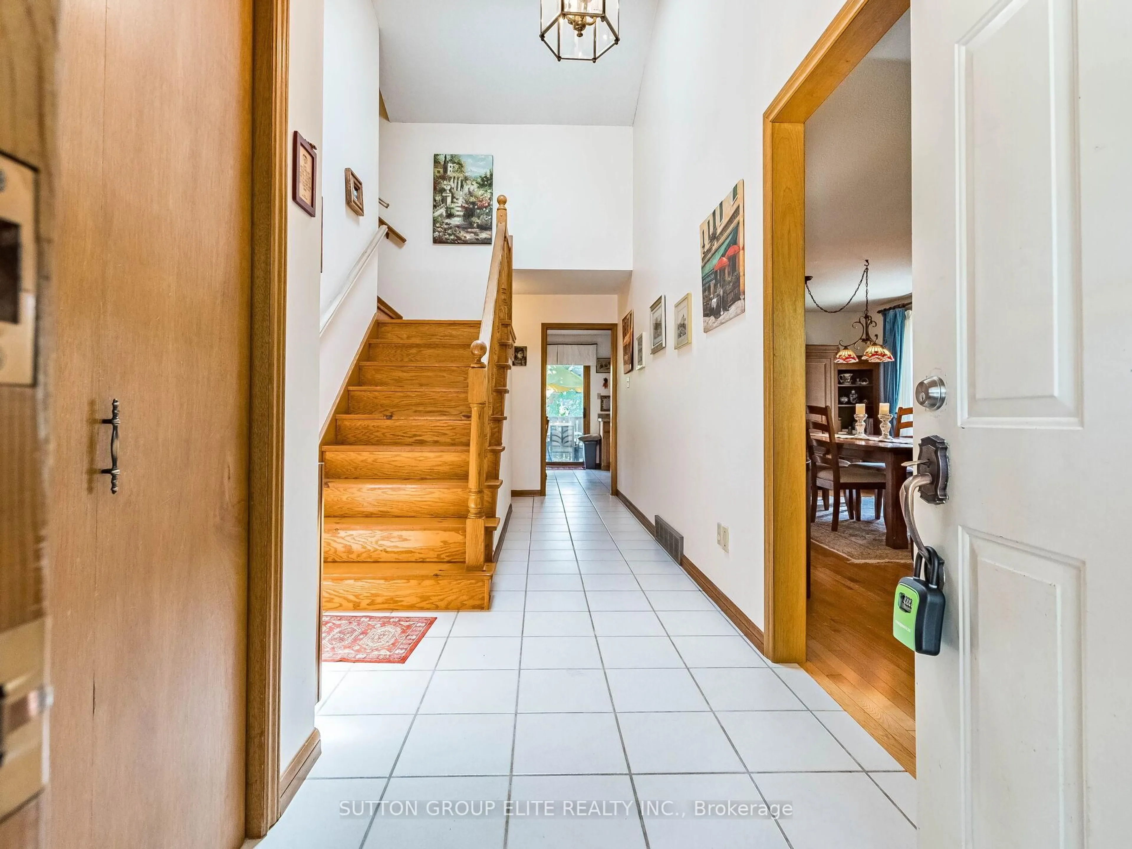 Indoor foyer for 349 Ironwood Rd, Guelph Ontario N1G 3P2
