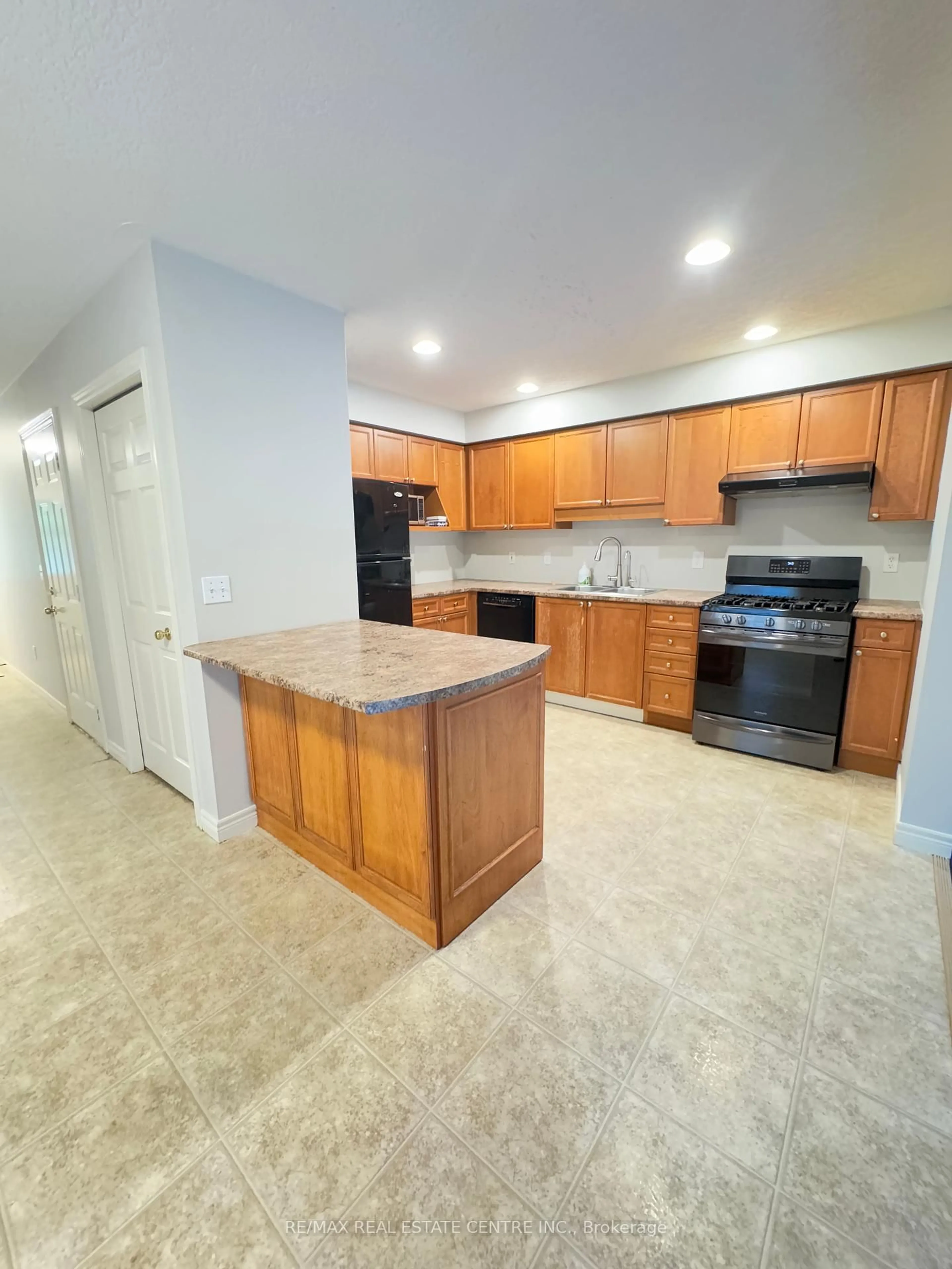 Standard kitchen, unknown for 499 Dansbury Dr, Waterloo Ontario N2K 4K8