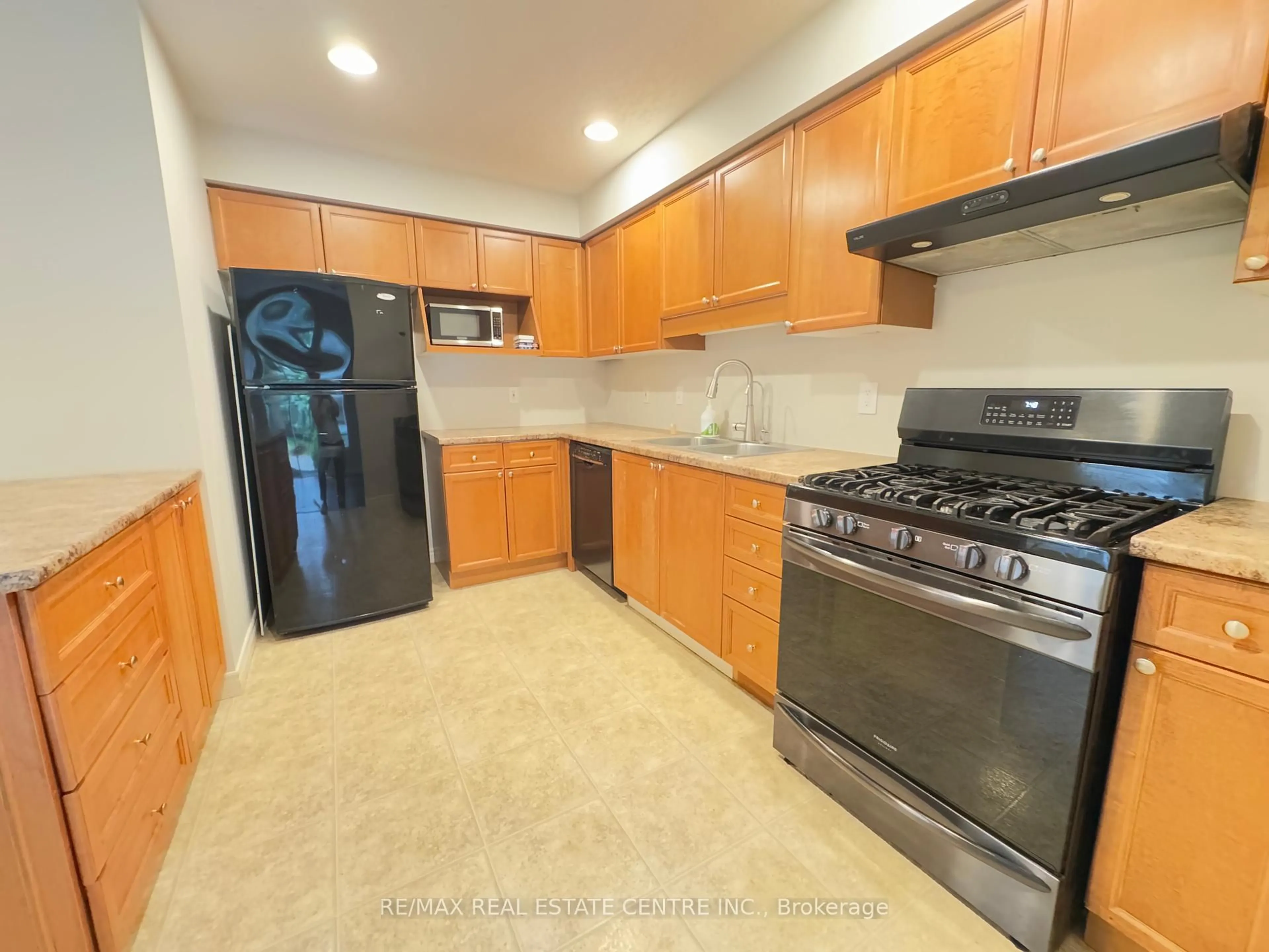 Standard kitchen, ceramic/tile floor for 499 Dansbury Dr, Waterloo Ontario N2K 4K8