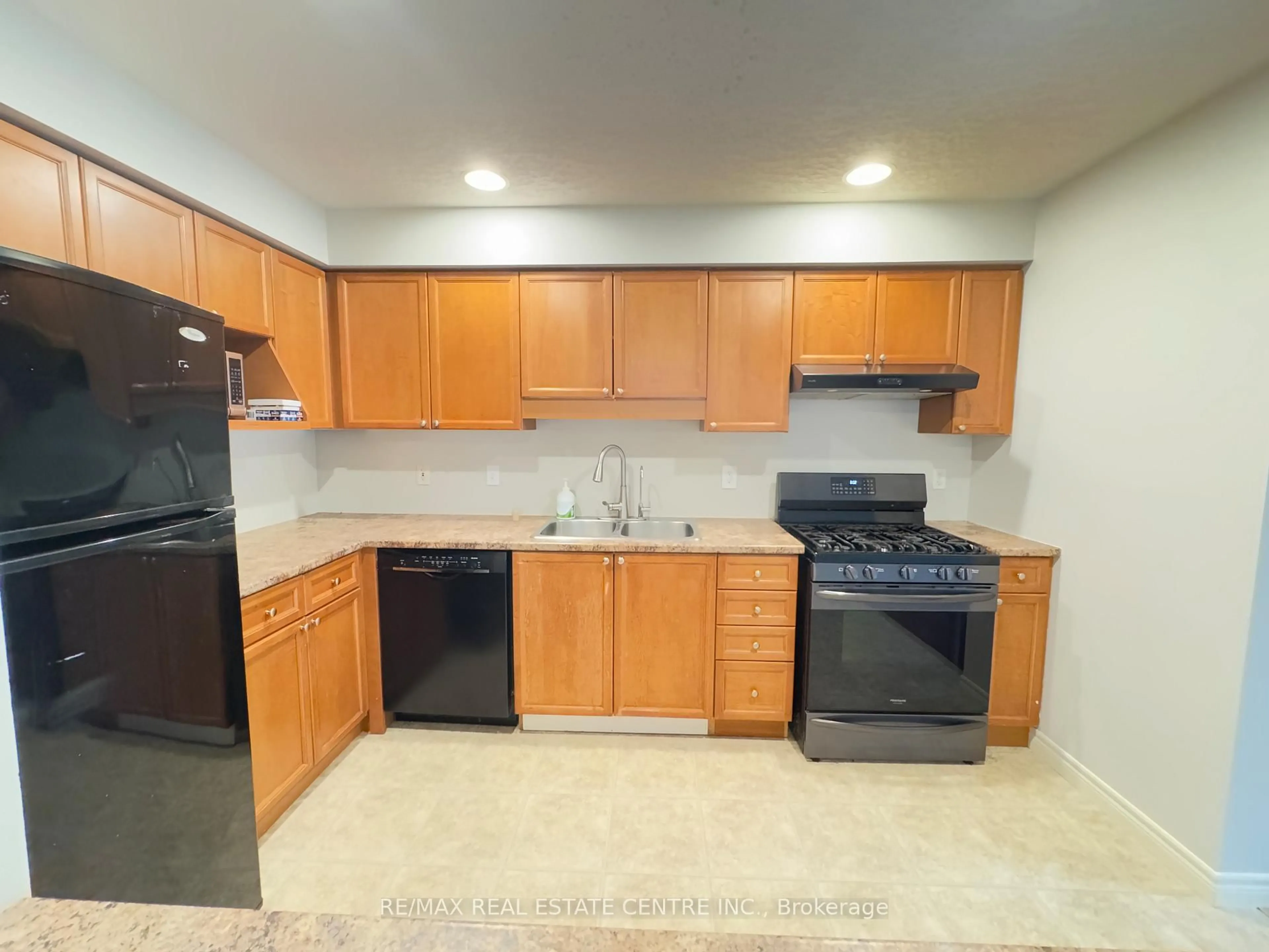 Standard kitchen, ceramic/tile floor for 499 Dansbury Dr, Waterloo Ontario N2K 4K8