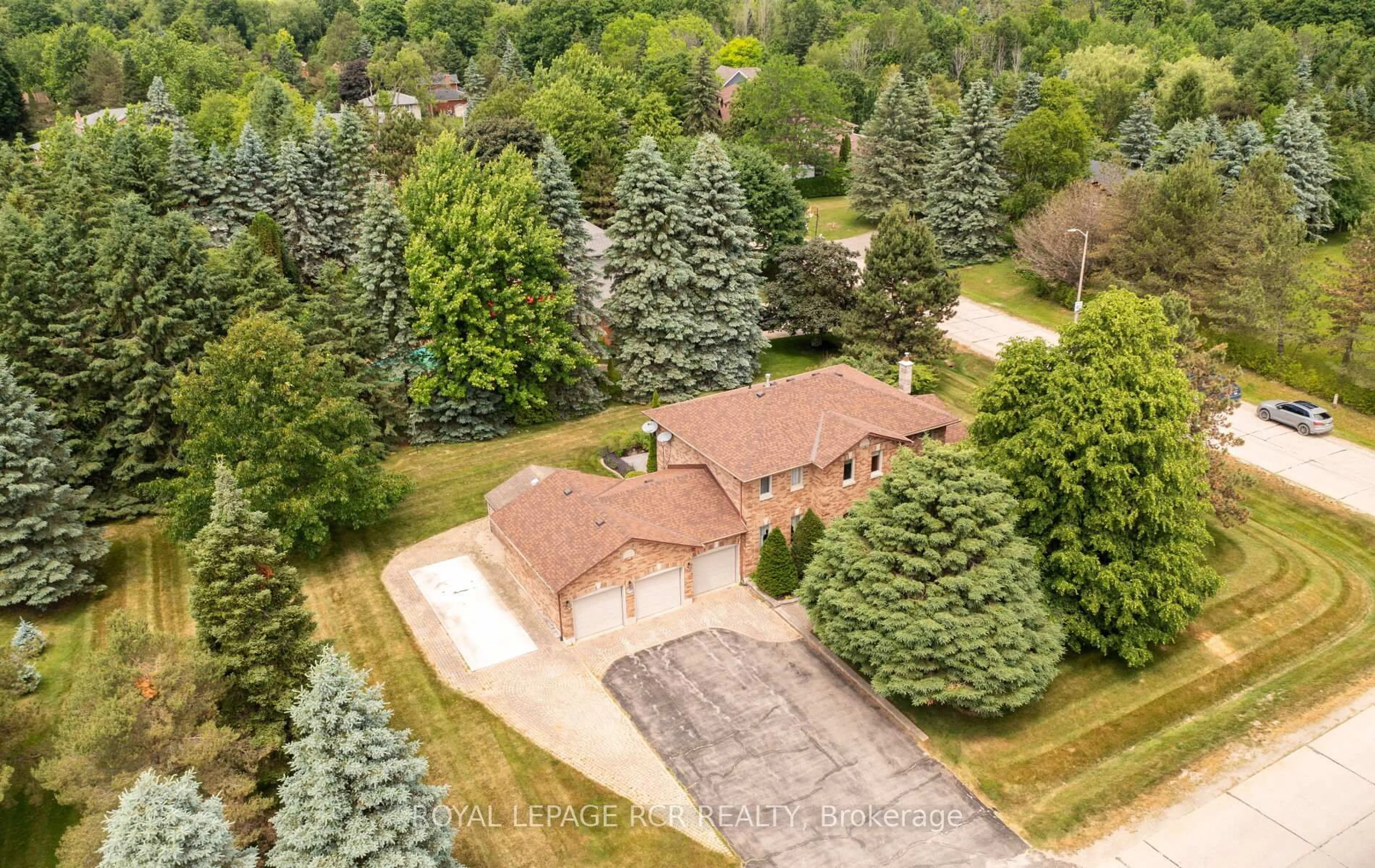 A pic from outside/outdoor area/front of a property/back of a property/a pic from drone, street for 24 Old Oak Lane, Mono Ontario L9W 4A4