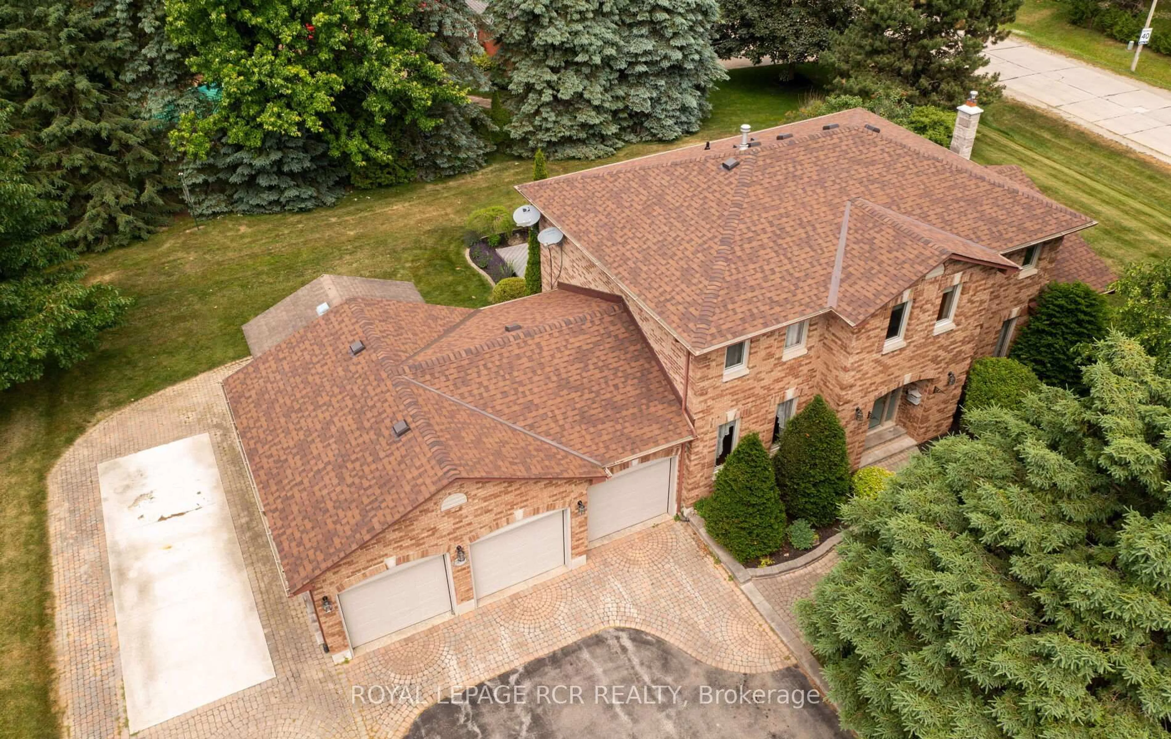 A pic from outside/outdoor area/front of a property/back of a property/a pic from drone, street for 24 Old Oak Lane, Mono Ontario L9W 4A4