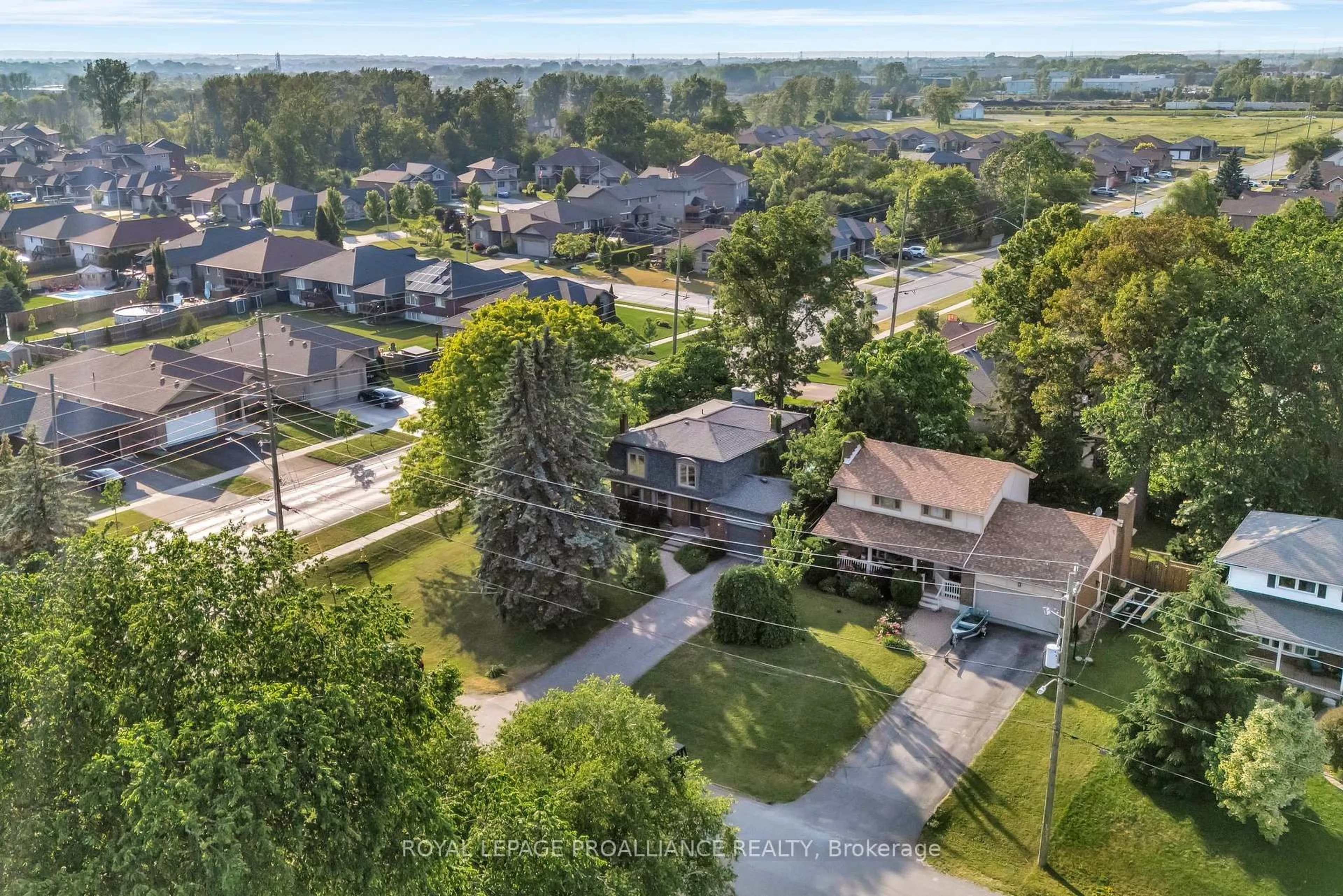 A pic from outside/outdoor area/front of a property/back of a property/a pic from drone, street for 27 FOREST HILL Cres, Belleville Ontario K8N 4M4