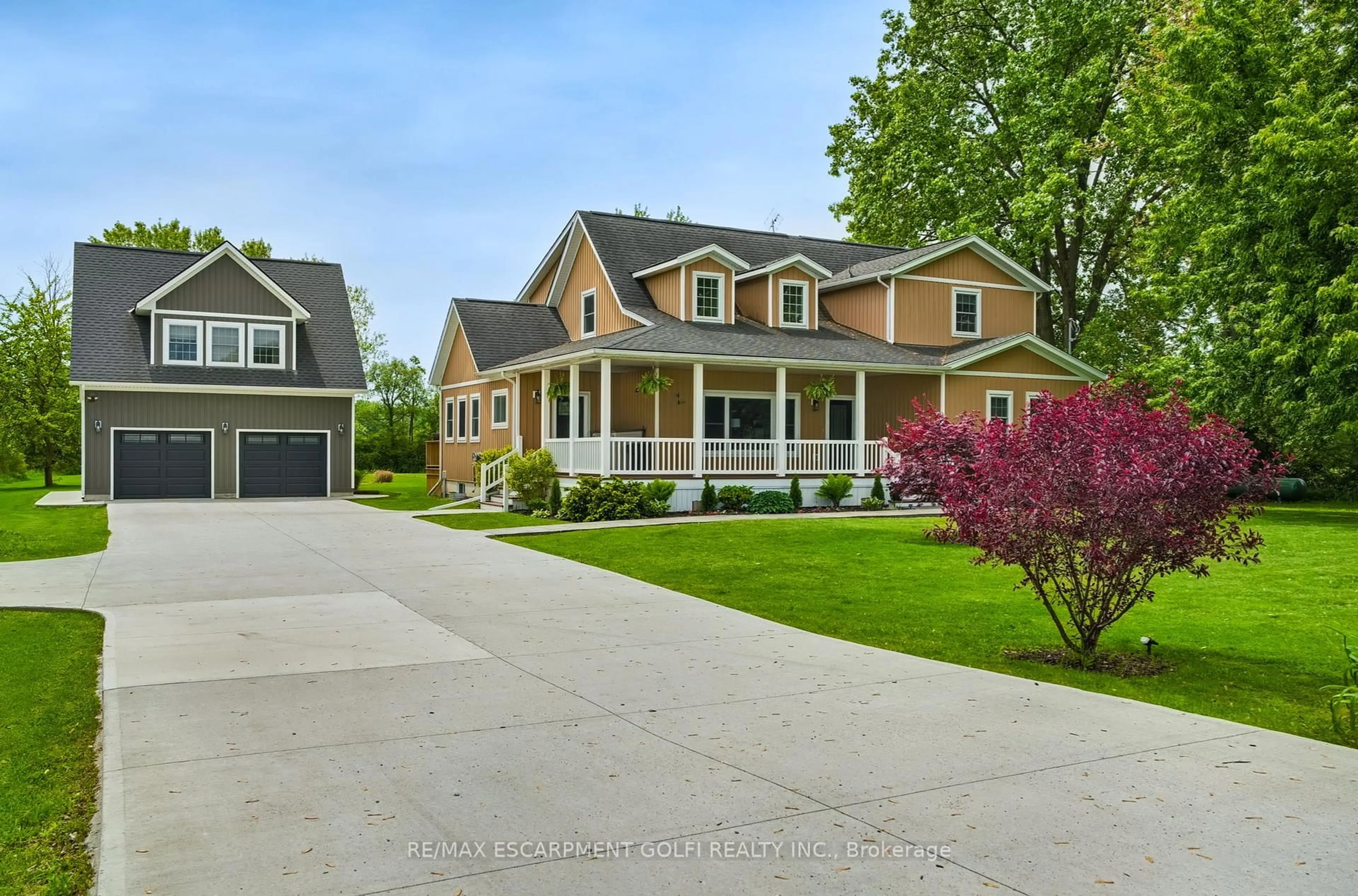 Home with vinyl exterior material, street for 364 Sumbler Rd, Pelham Ontario L3B 5N8