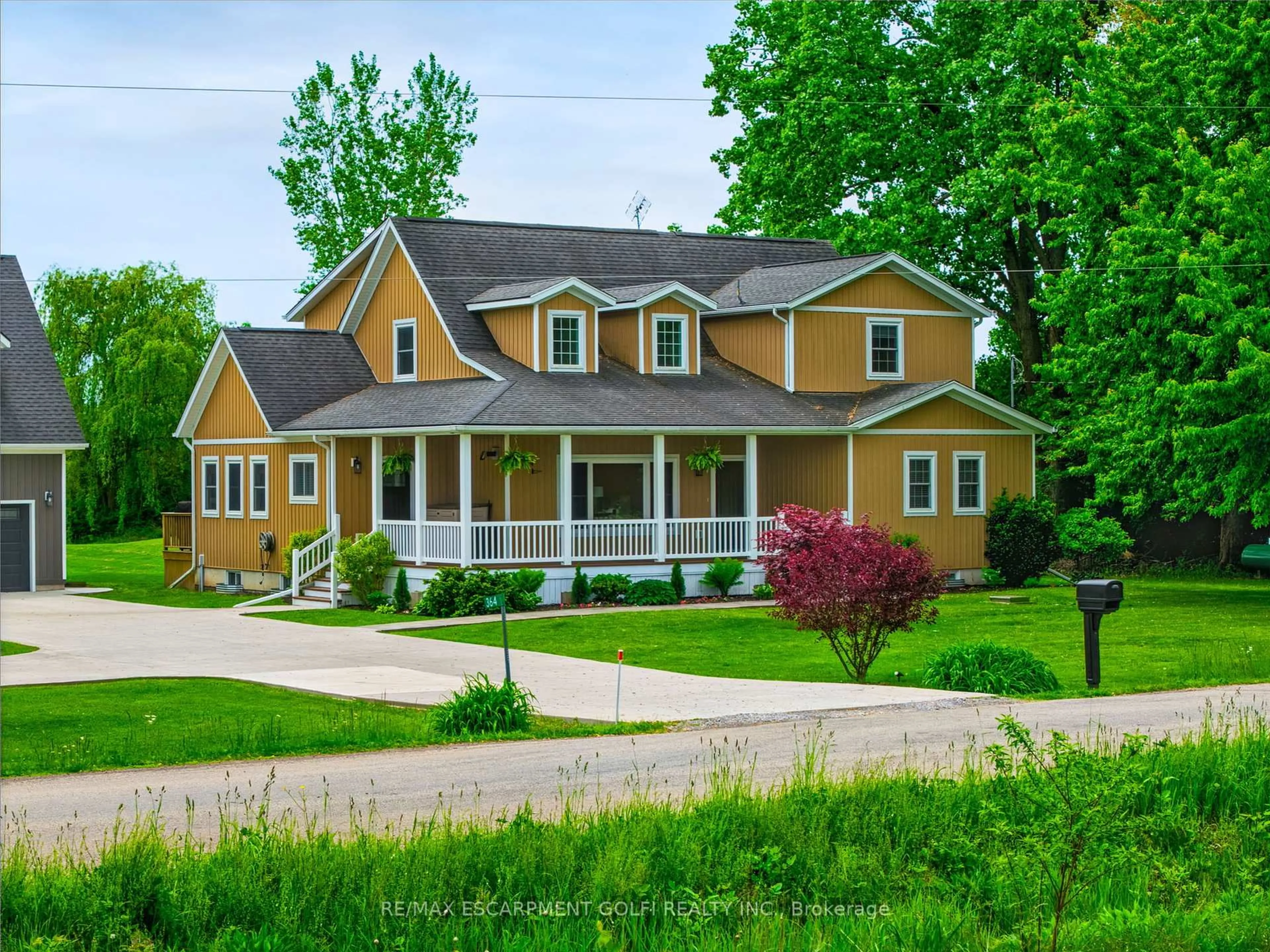 Home with vinyl exterior material, street for 364 Sumbler Rd, Pelham Ontario L3B 5N8