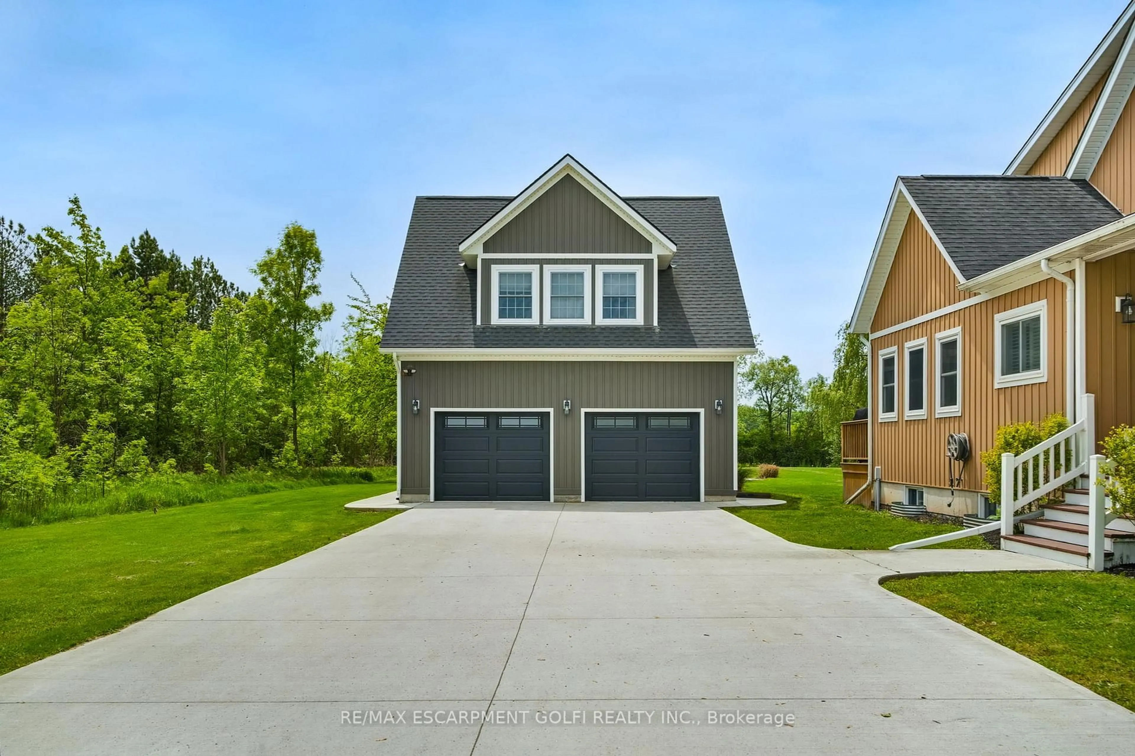 Home with vinyl exterior material, street for 364 Sumbler Rd, Pelham Ontario L3B 5N8