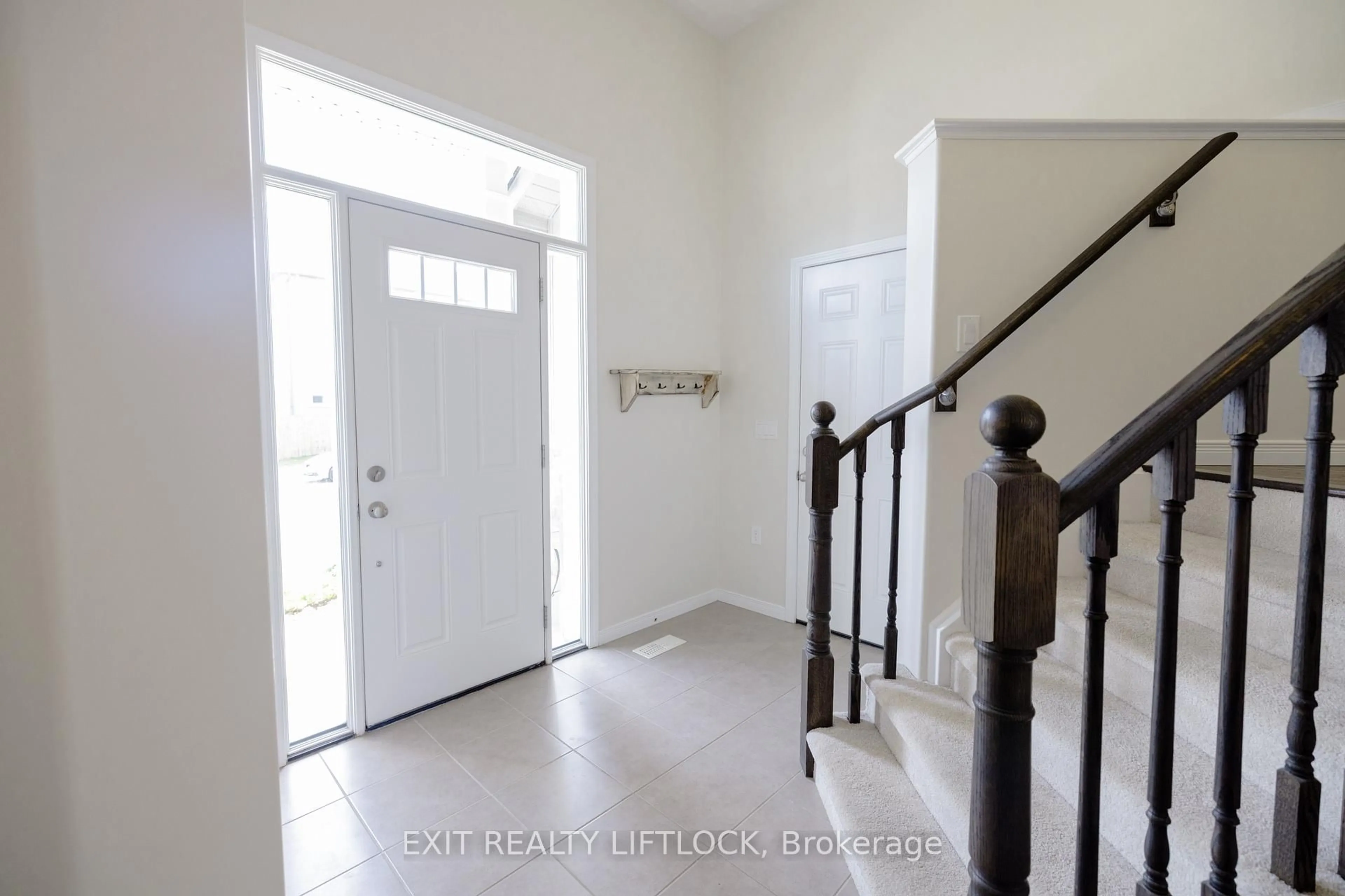 Indoor entryway for 63 Summer Lane, Selwyn Ontario K9L 0G4