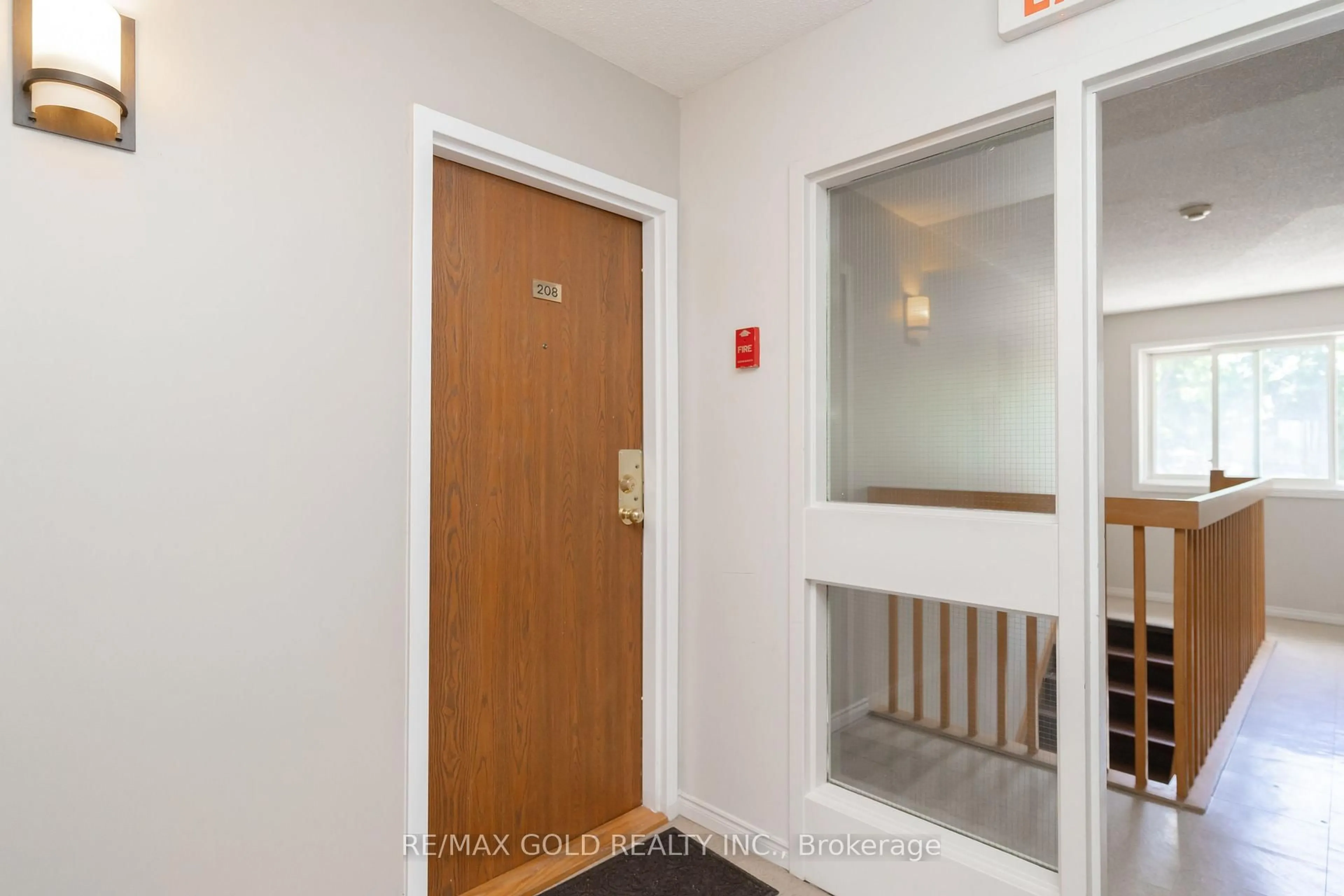 Indoor foyer for 266 Overlea Dr #208, Kitchener Ontario N2M 5N2